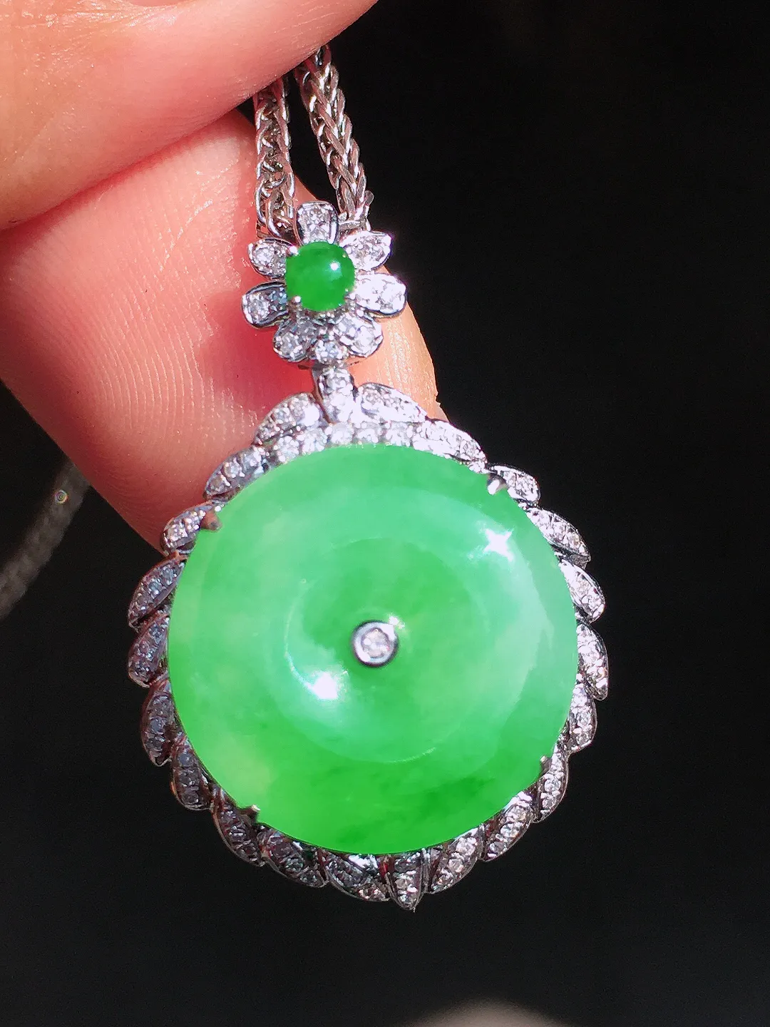 阳绿平安扣吊坠，色泽均匀艳丽，玉质细腻，荧光感超
强，饱满圆润，尽显优雅气质，18k
金豪华镶嵌