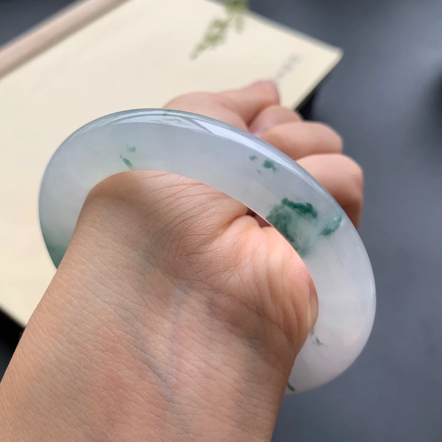 54.5圈口冰飘花圆条手镯 尺寸：54.5-10，水润起胶，花色灵动