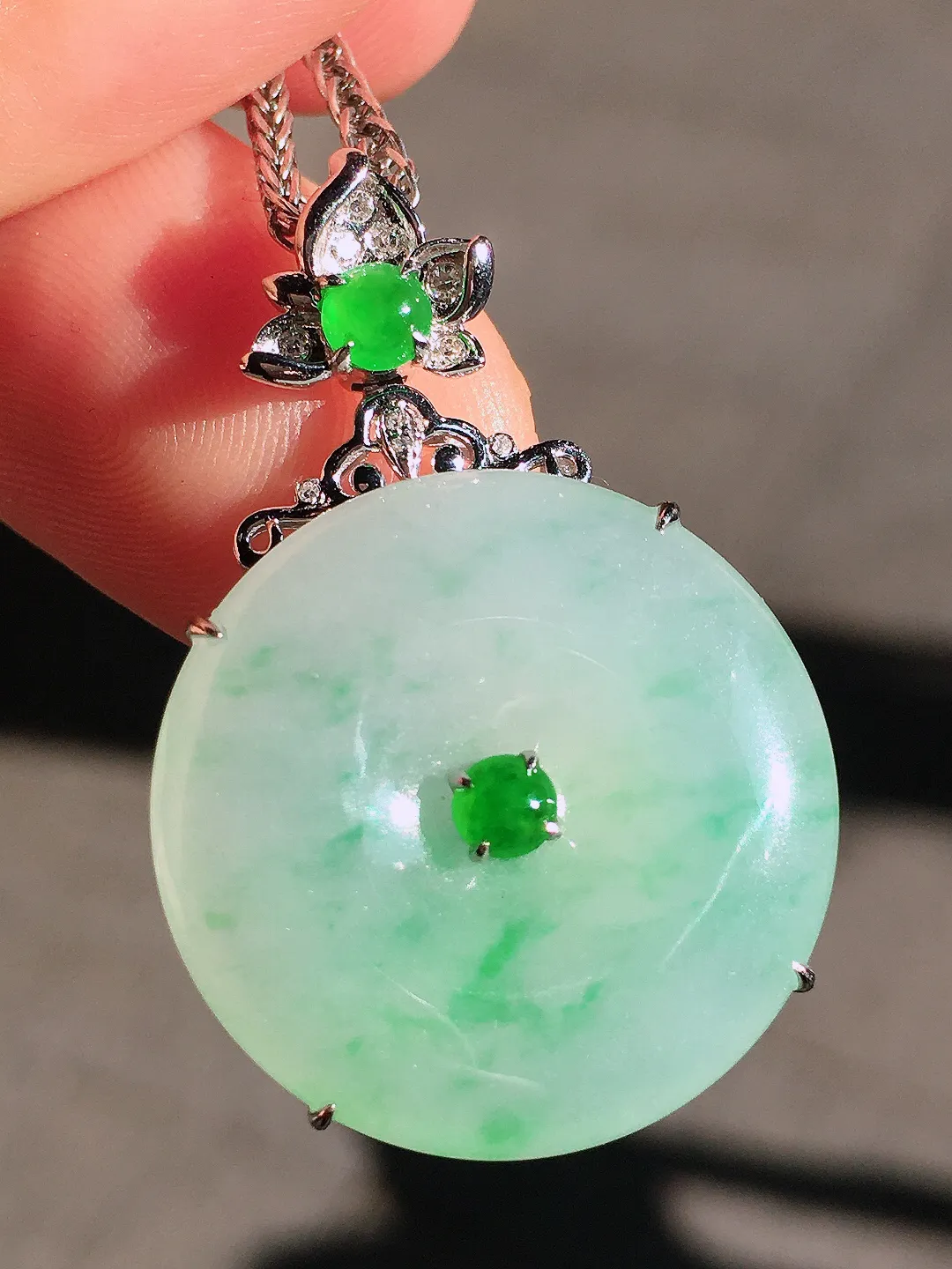 飘绿平安扣吊坠，色泽艳丽，玉质细腻，荧光感超
强，饱满圆润，尽显优雅气质，18k
金豪华镶嵌
