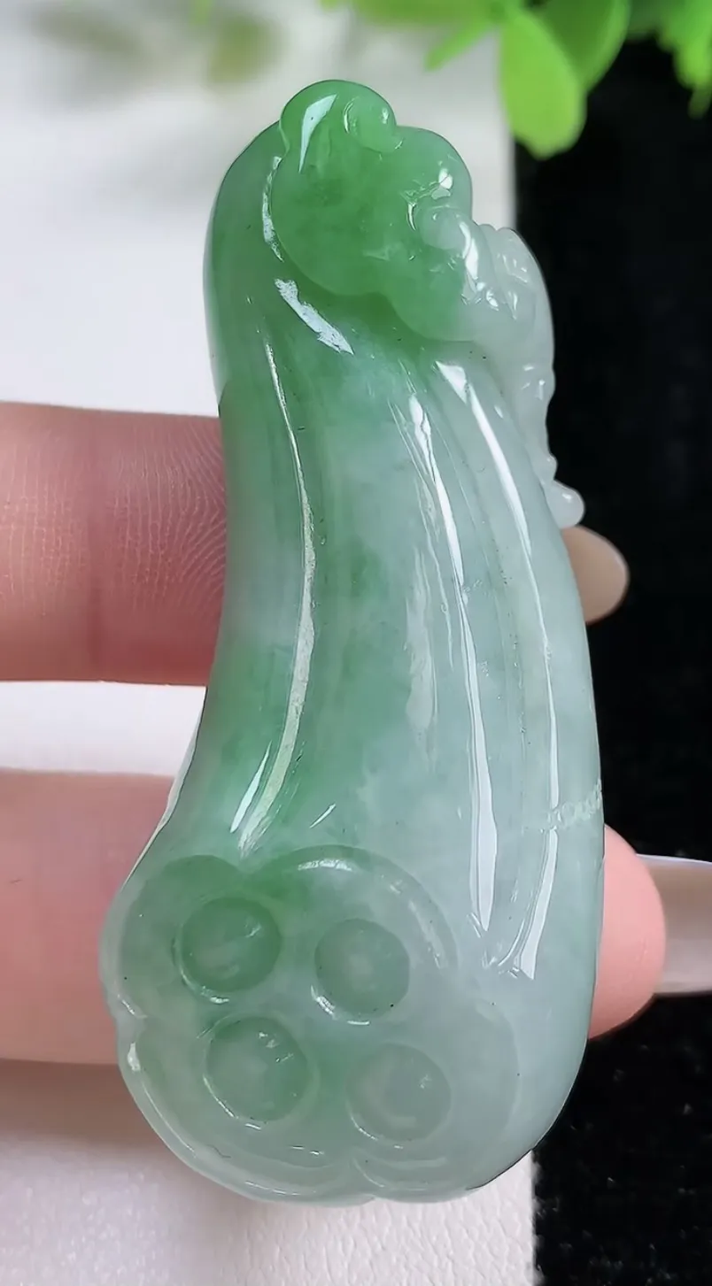 翡翠a货飘绿莲蓬吊坠，尺寸57-24.6-14，重:34.38g