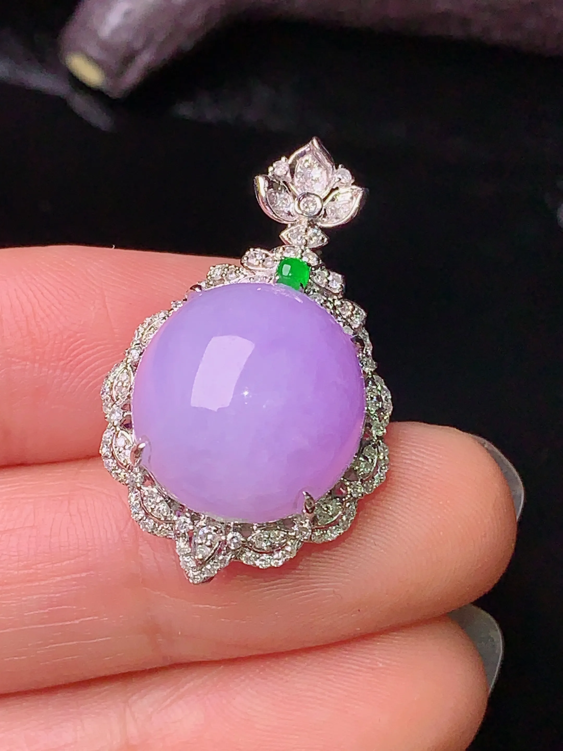 18k金钻镶嵌紫罗兰蛋面吊坠 玉质细腻 色泽艳丽 整体尺寸29.7*18.5*13