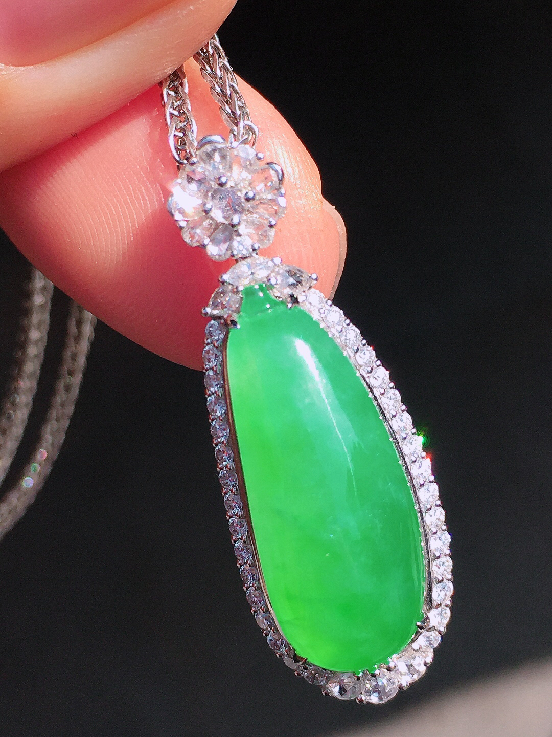 阳绿福瓜吊坠，色泽均匀艳丽，玉质细腻，荧光感超
强，饱满圆润，尽显优雅气质，18k
金豪华镶嵌