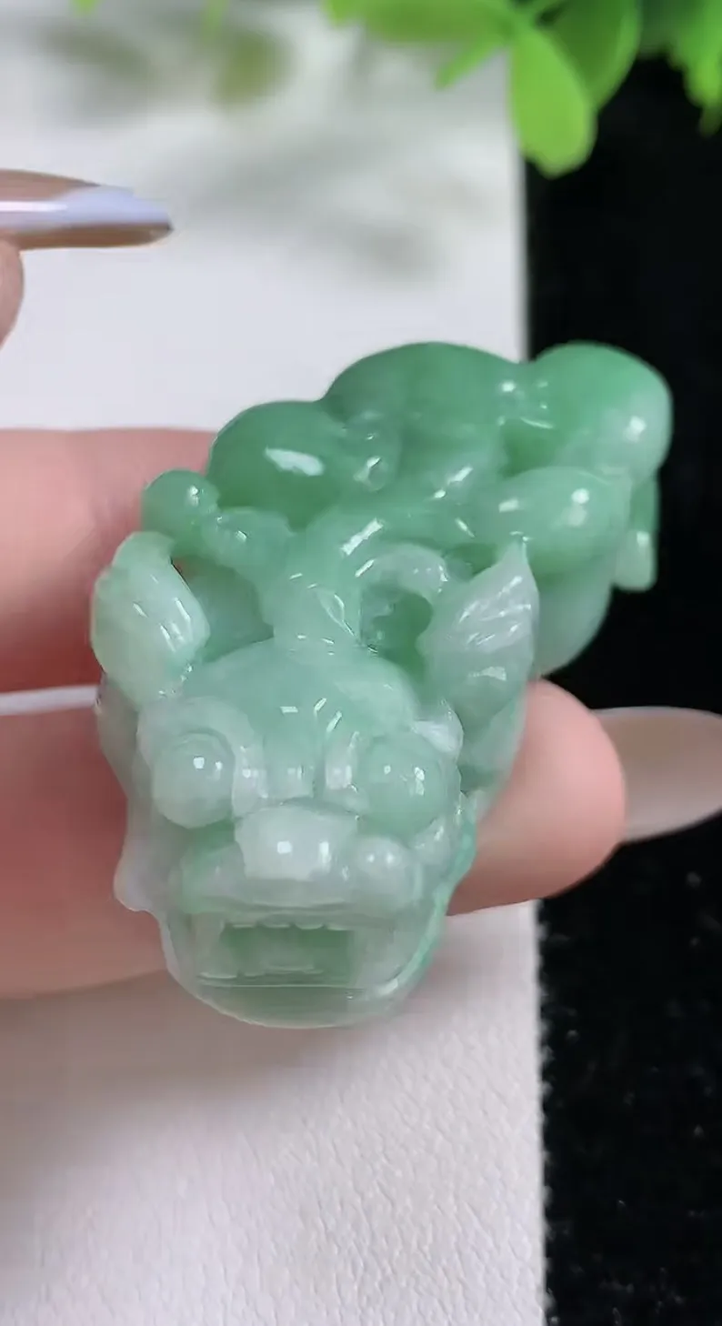 翡翠a货满绿貔貅吊坠，尺寸42.8-21.5-13.5，重:28.14g