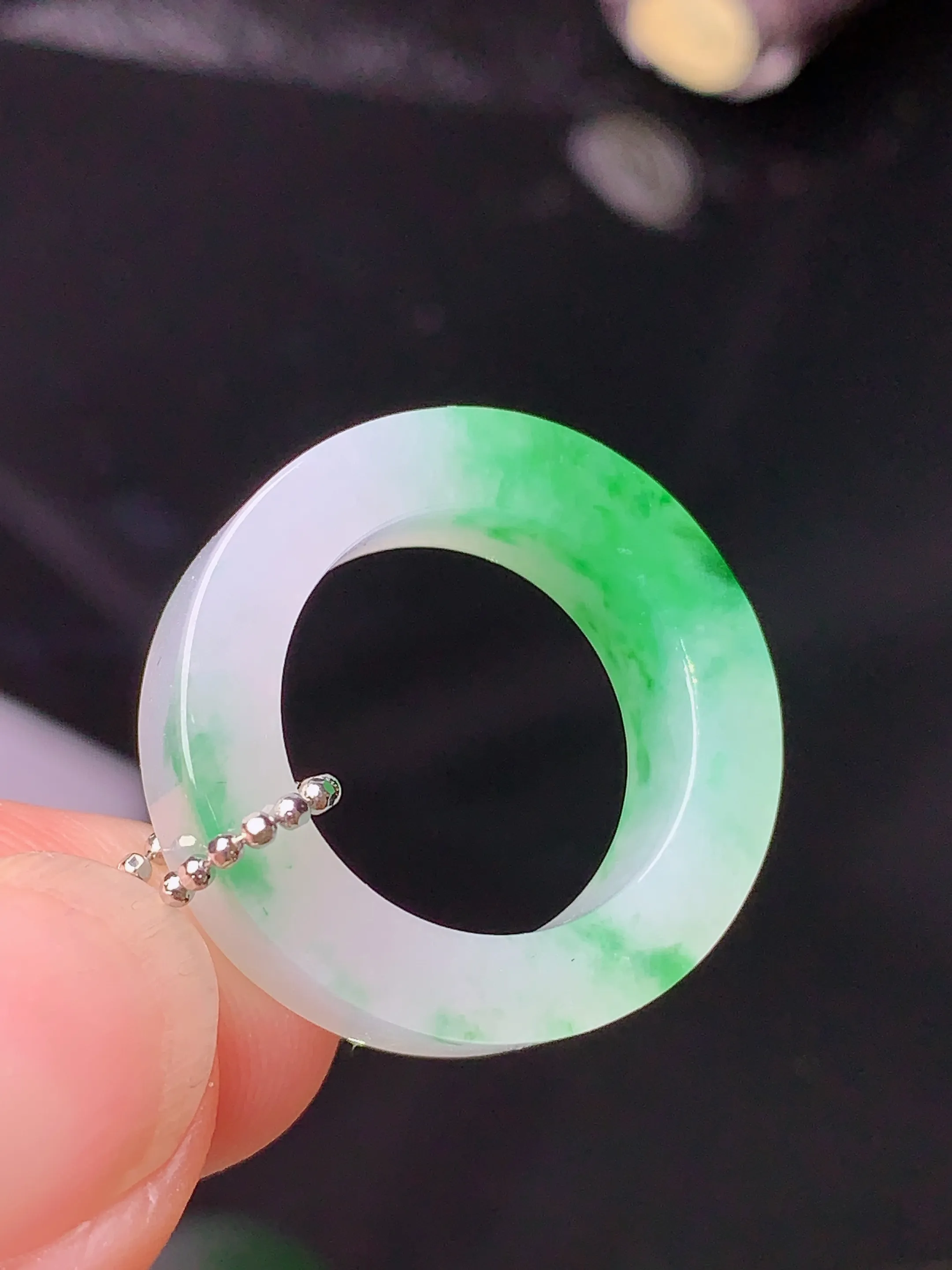 飘绿平安环 玉质细腻 色泽清新艳丽 整体尺寸23*6.3*3.8