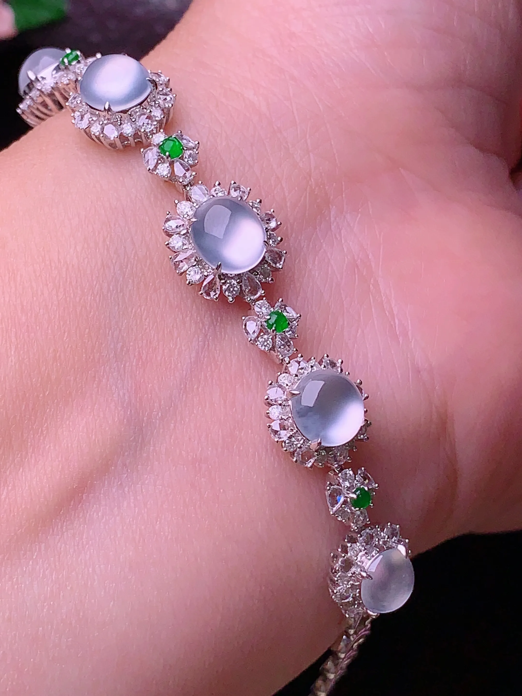 18k金钻镶嵌玻璃种蛋面手链 玉质细腻 色泽清新艳丽 整体尺寸73.5*10.5*7