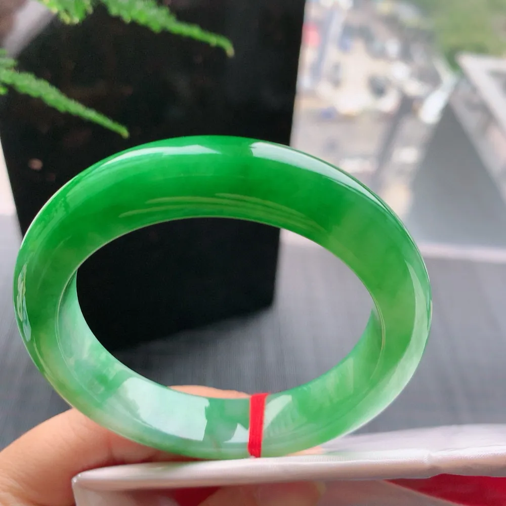 正圈满色阳绿 无瑕 尺寸:54.2/12.4/9.3 色好