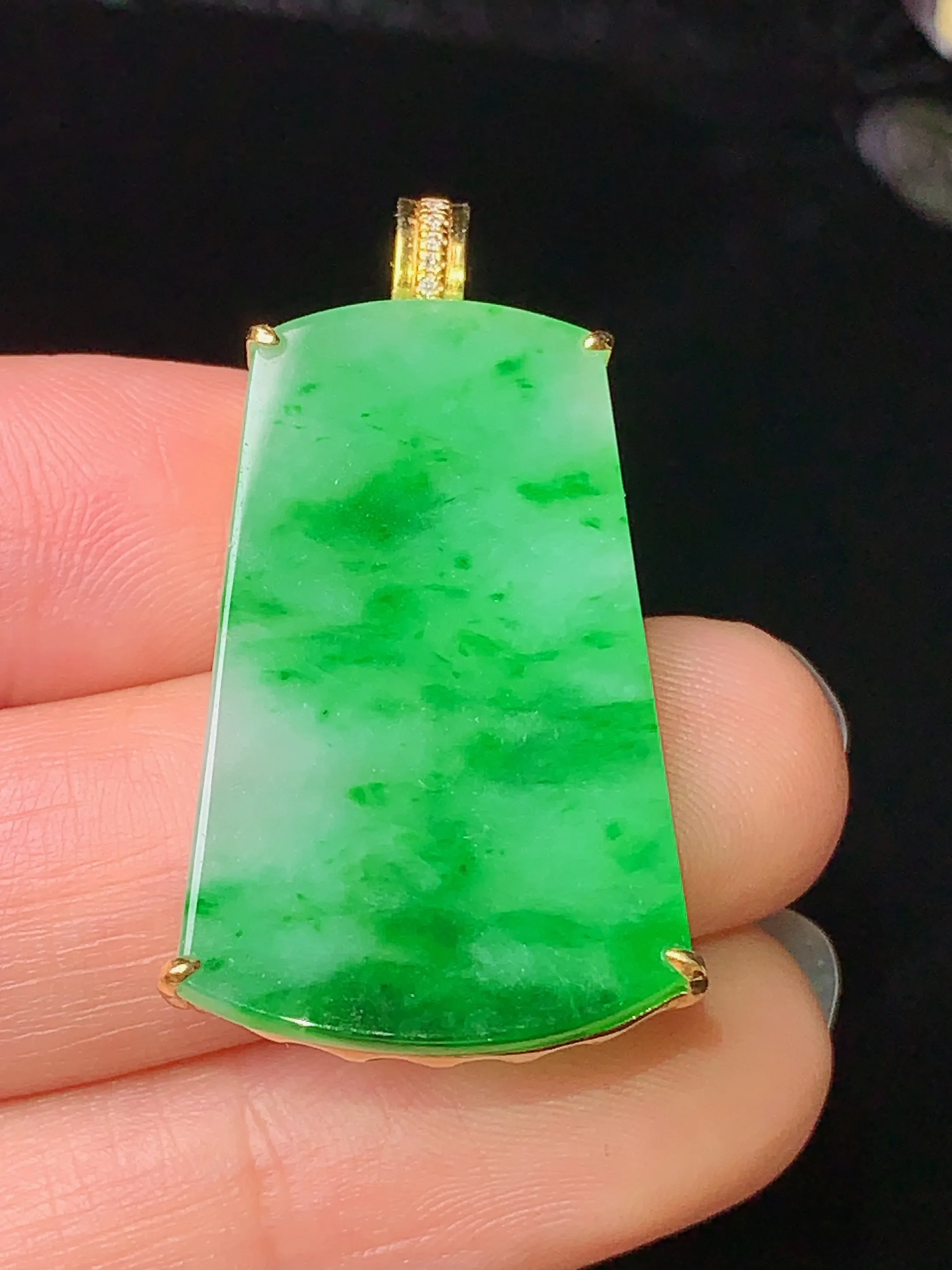 18k金钻镶嵌翠绿无事牌吊坠 玉质细腻 色泽艳丽 整体尺寸35.3*18*5