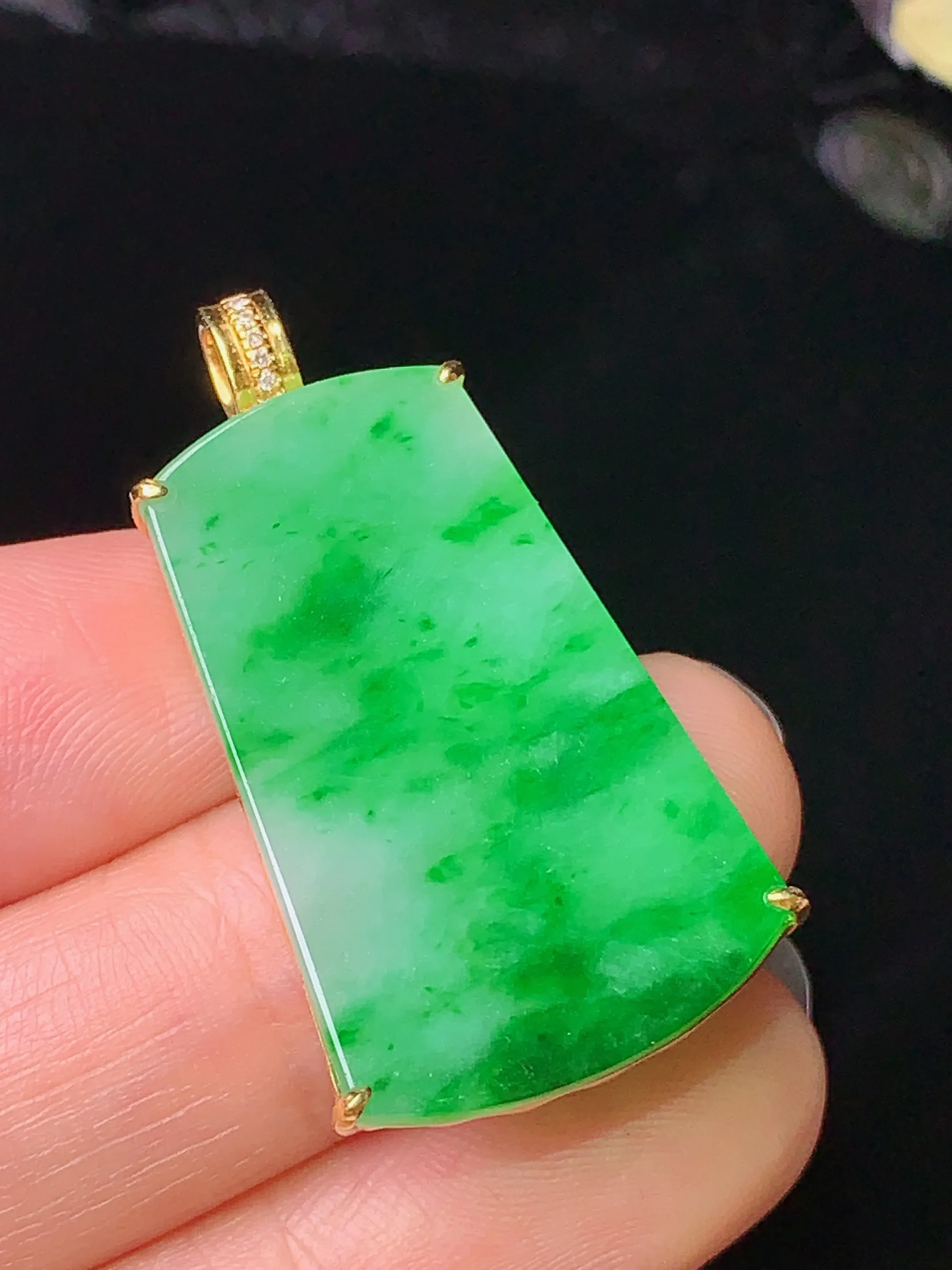 18k金钻镶嵌翠绿无事牌吊坠 玉质细腻 色泽艳丽 整体尺寸35.3*18*5