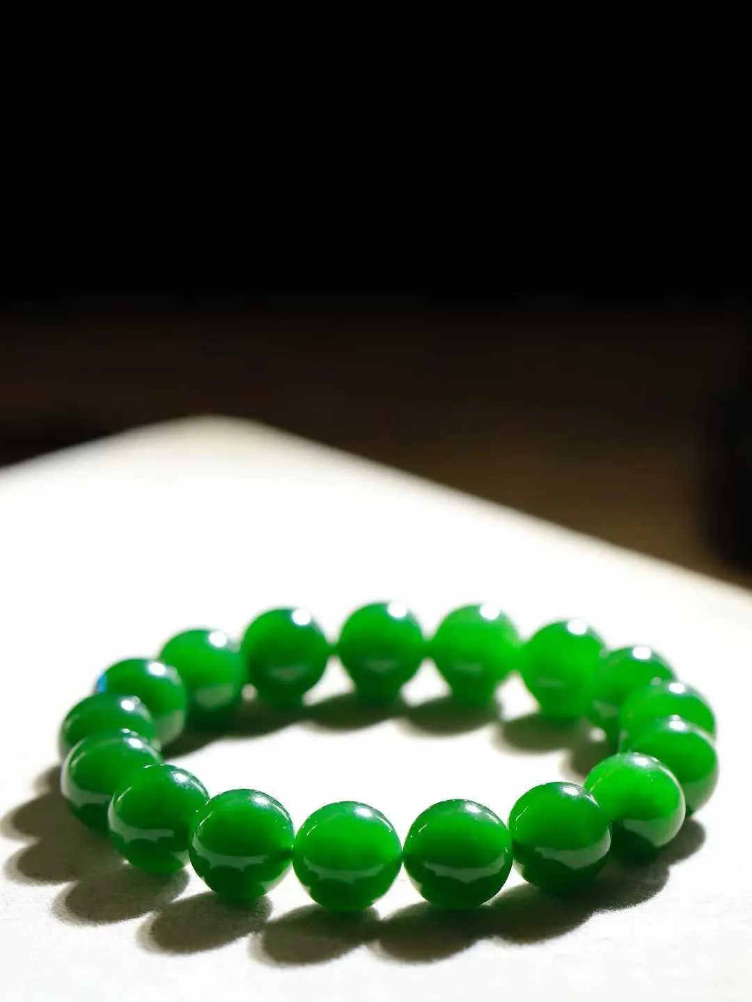 【珠圆玉润.手串】

收藏级臻品️和田玉碧玉珠圆玉润手串 玉质温润细腻  整串打磨圆润，佩戴舒适。珠珠落玉盘，间关莺语花底滑，一生美好时光，无论身在何处，都有它相伴相守。事事顺遂，幸福美满，吉祥如意。重43克 尺寸取一11.7mm  FDA-22110533