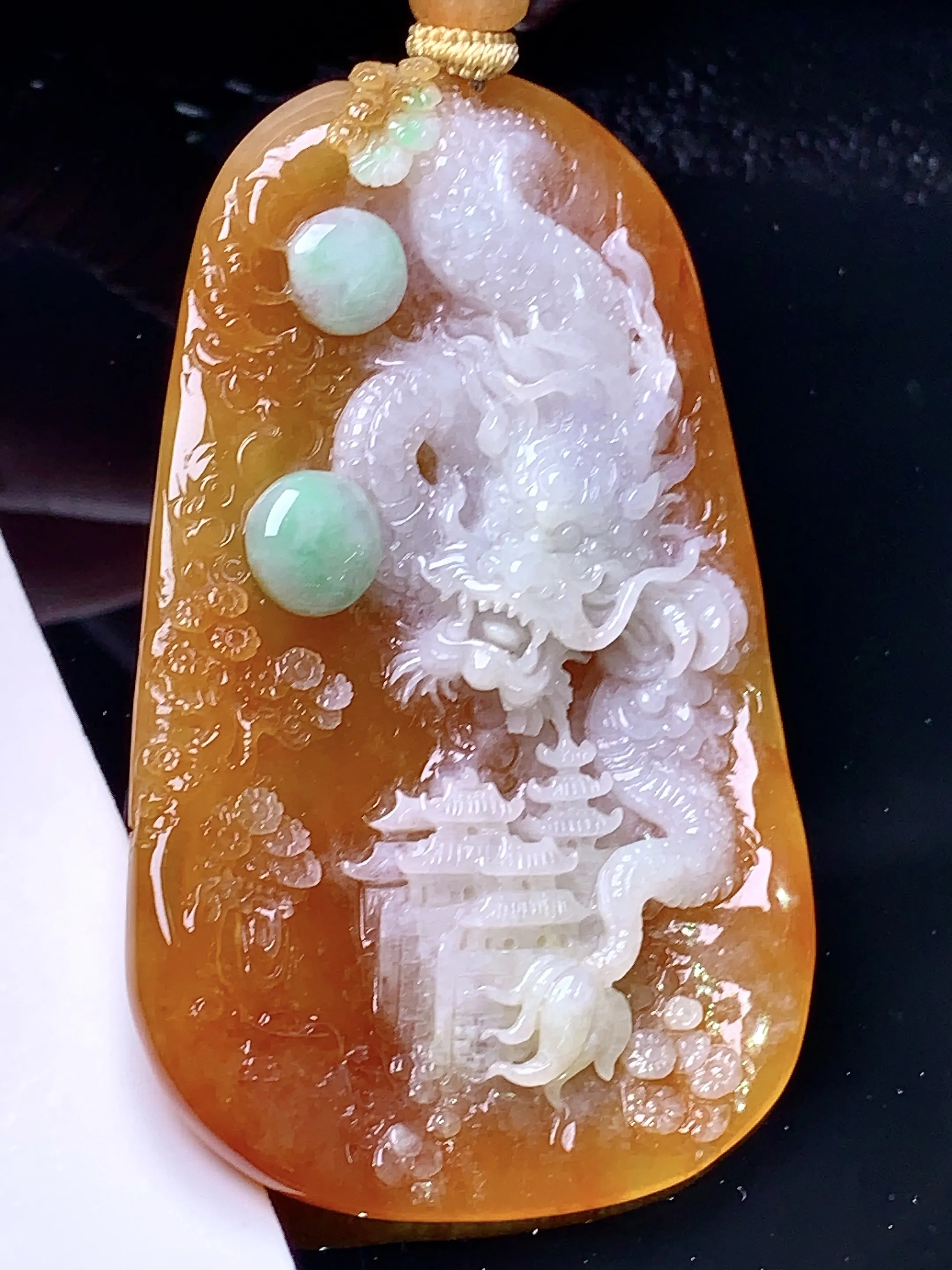 黄翡龙牌吊坠 玉质细腻 色泽清新艳丽 整体尺寸68.3*41.5*8.5