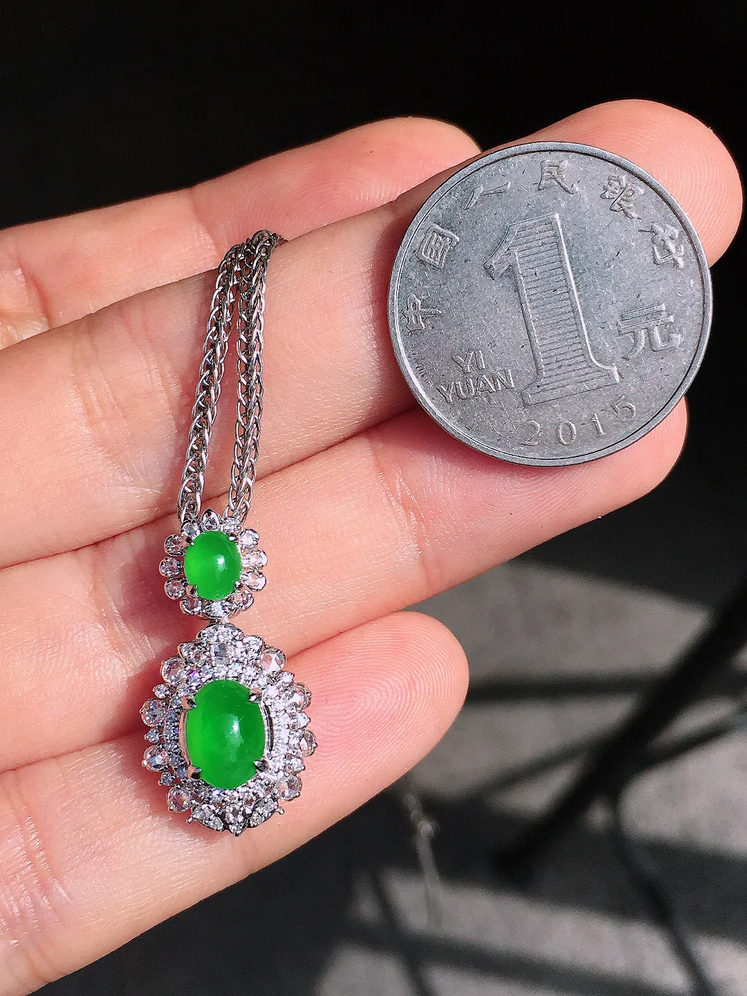 阳绿蛋面吊坠，色泽均匀艳丽，玉质细腻，荧光感超
强，饱满圆润，尽显优雅气质，18k
金豪华镶嵌