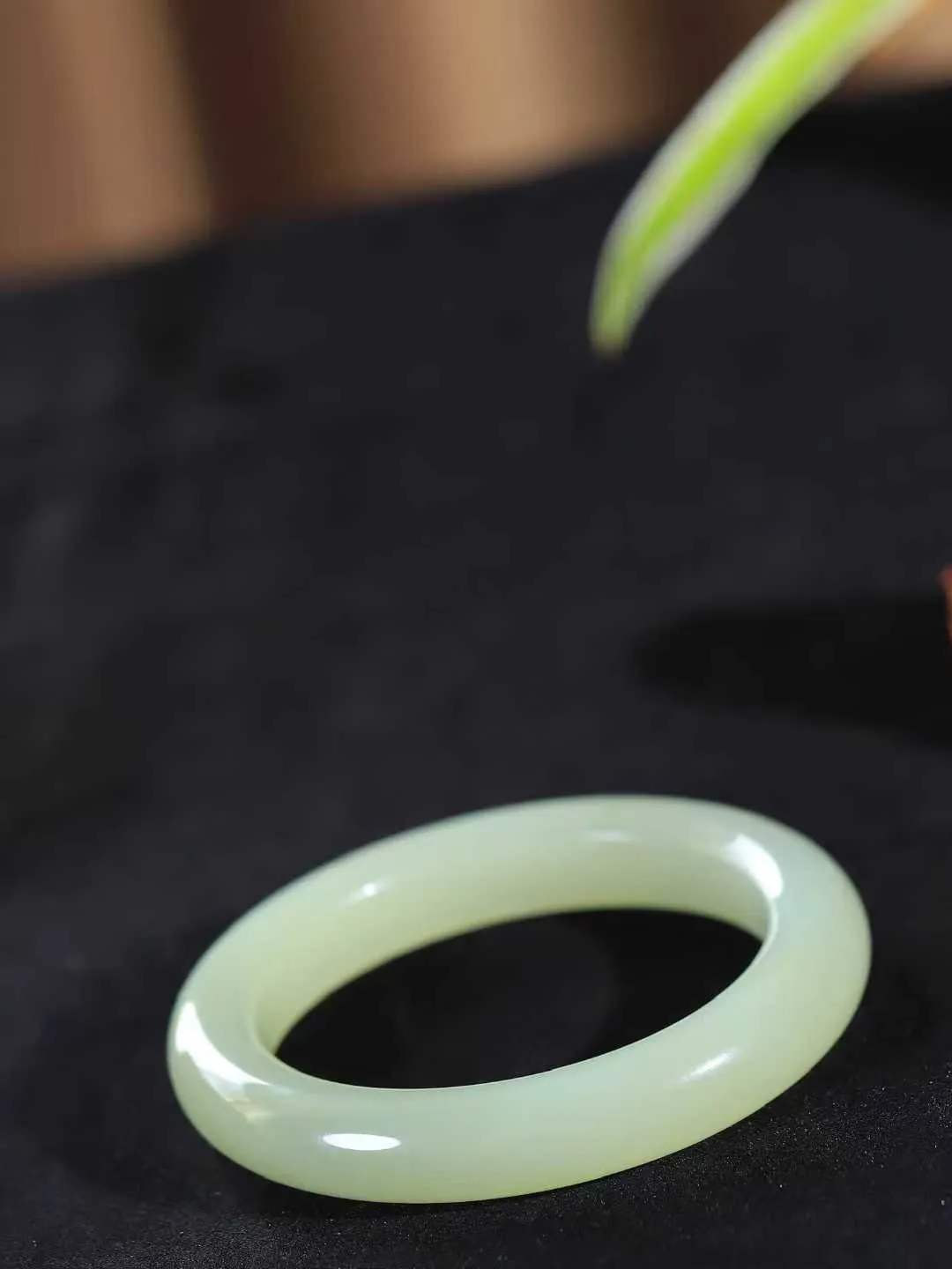 【温润于心.手镯】

精品️和田玉晴水手镯，如晴水般清澈，似晴空般纯净。每一缕纹理都诉说着大自然的