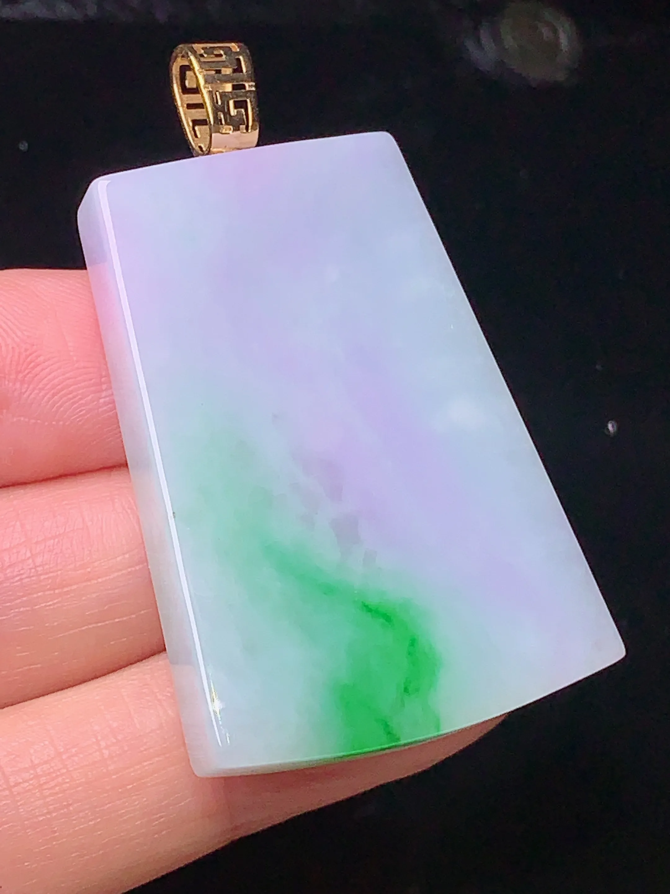 18k金镶嵌淡春彩无事牌吊坠 玉质细腻 色泽艳丽 整体尺寸50.7*28.8*8.5