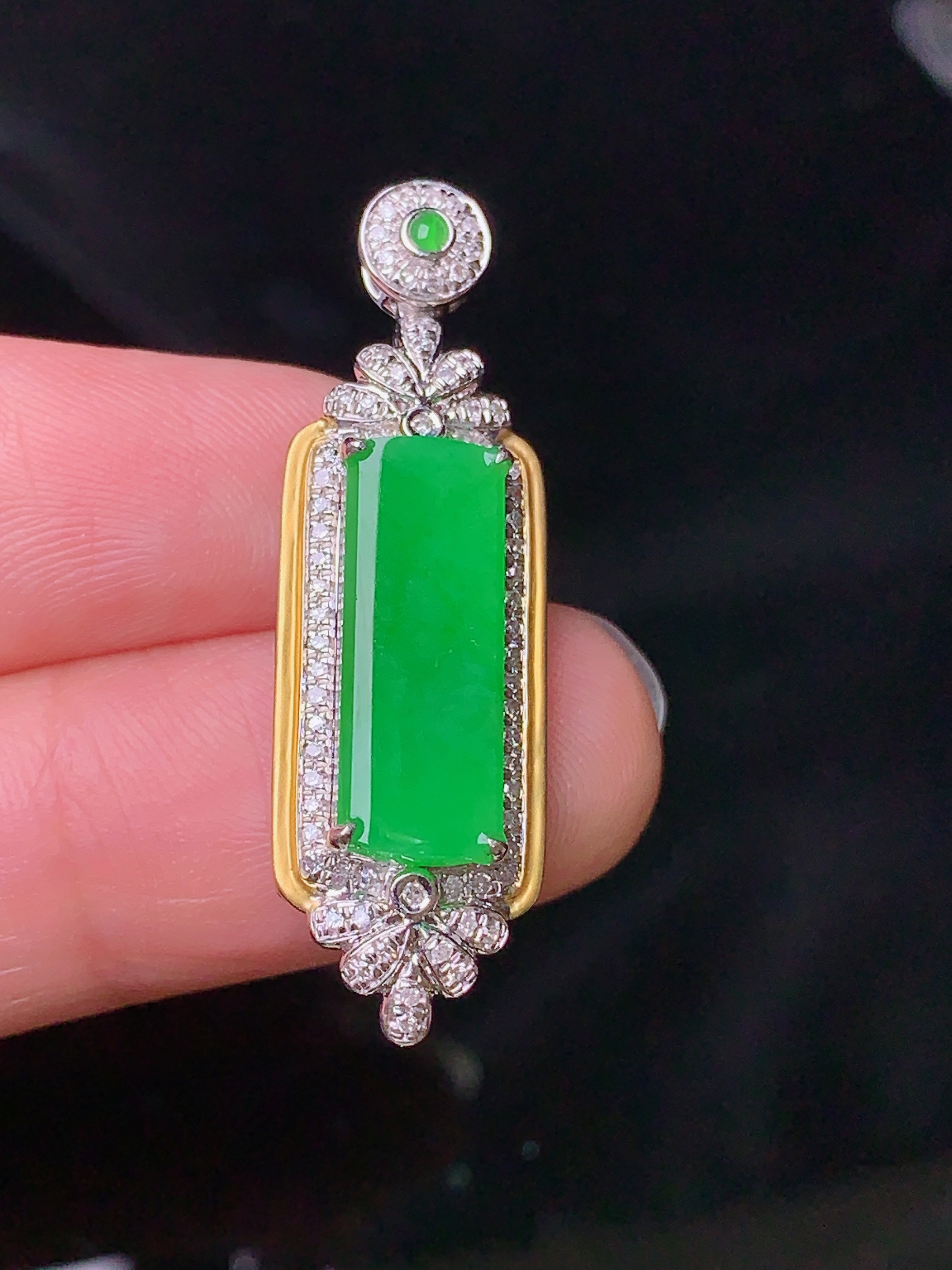 18k金钻镶嵌翠绿无事牌吊坠 玉质细腻 色泽艳丽 整体尺寸34.6*10.6*6