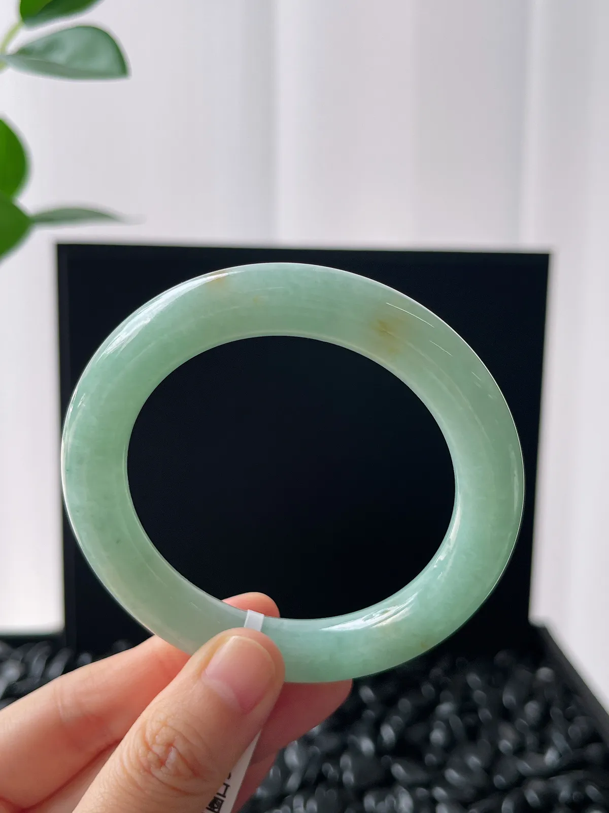 圆镯54.5圈口，翡翠糯化种淡绿色手镯