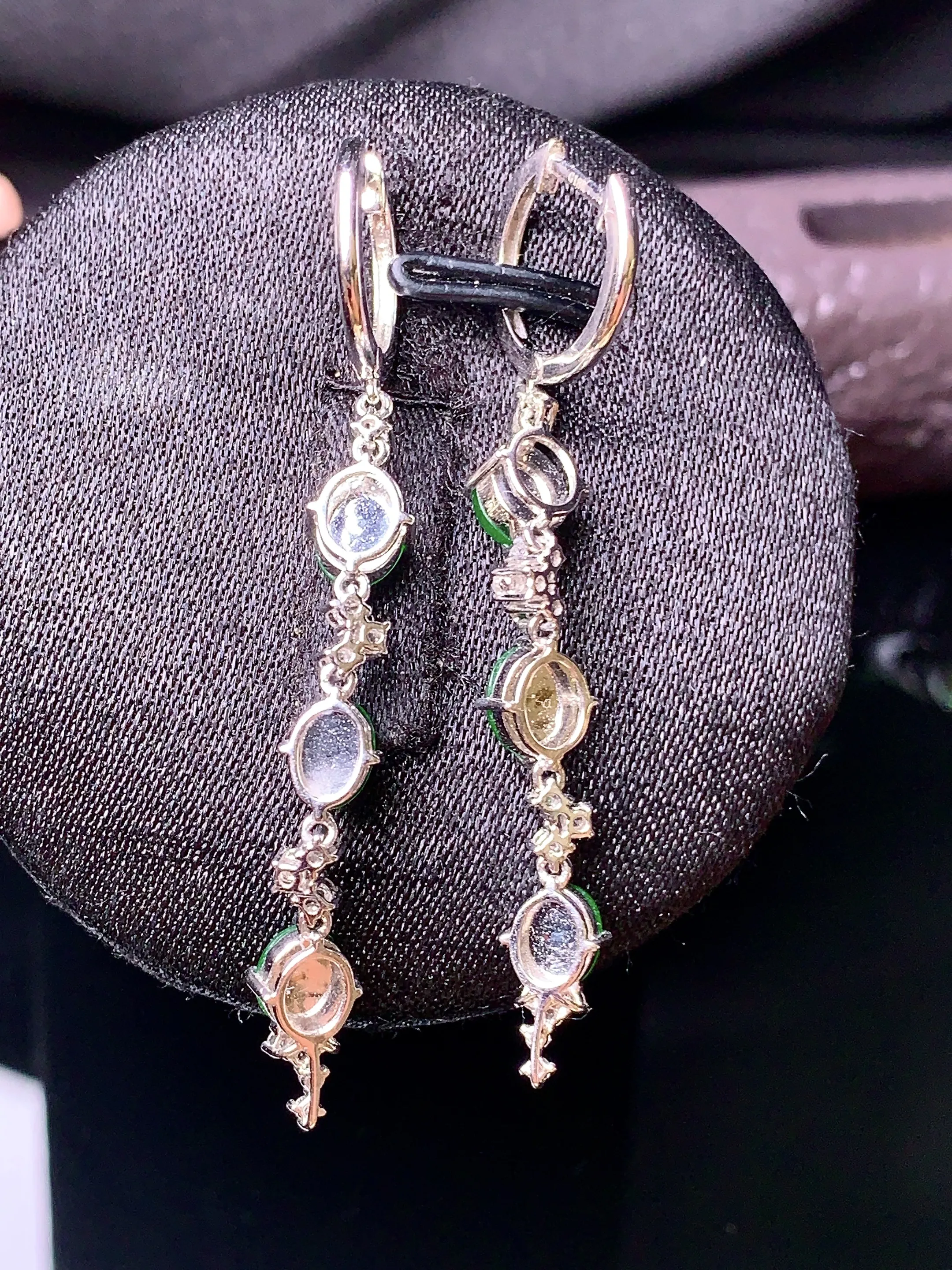 18k金钻镶嵌满绿蛋面耳坠 玉质细腻 色泽艳丽 整体尺寸50.8*5.2*4.5