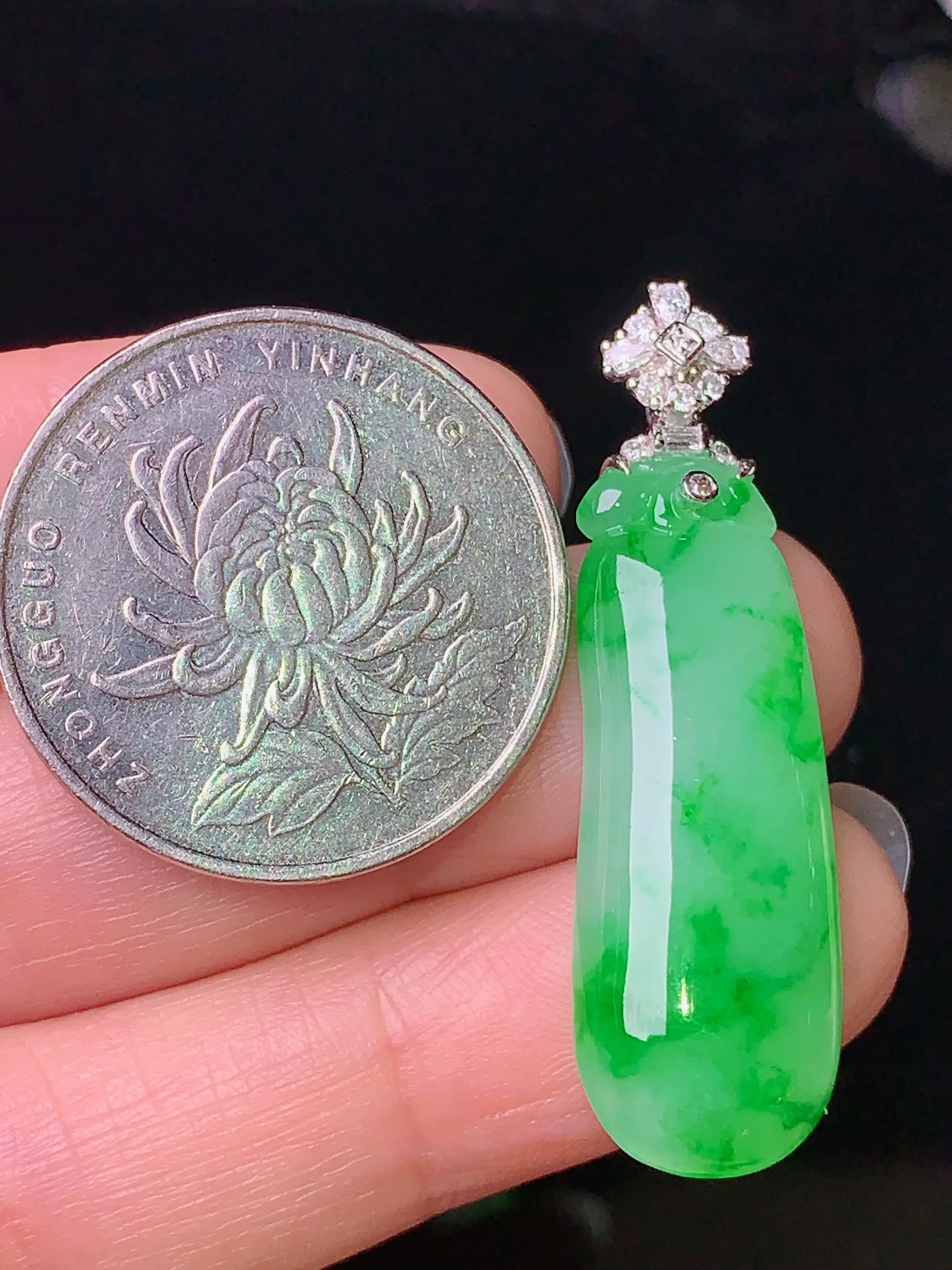18k金钻镶嵌翠绿福瓜吊坠 玉质细腻 色泽艳丽 整体尺寸39.6*11.5*4.7