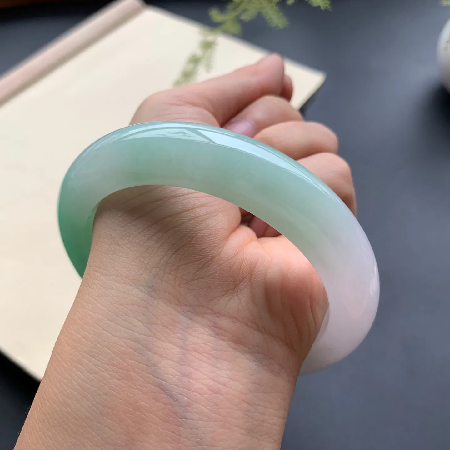 59圈口飘绿正圈手镯 尺寸：59-13-9.8，无纹裂，色泽靓丽，优美迷人