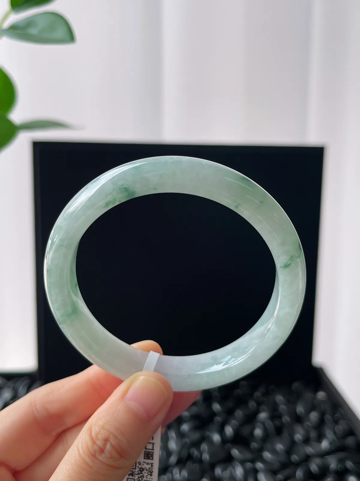 正圈57圈口，翡翠糯化种飘绿手镯