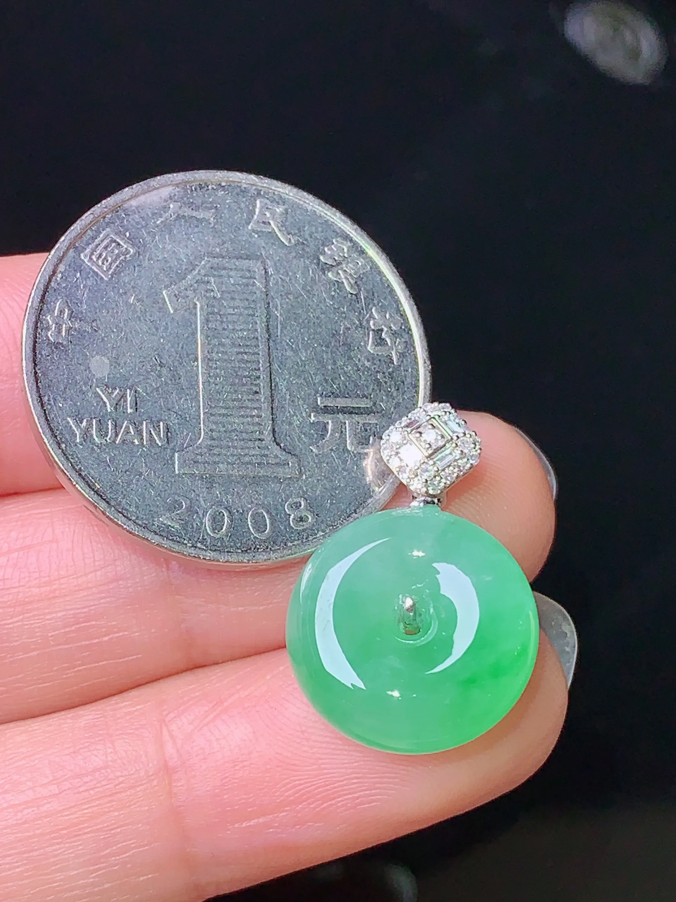 18k金钻镶嵌翠绿平安扣吊坠 玉质细腻 色泽艳丽 整体尺寸21*6