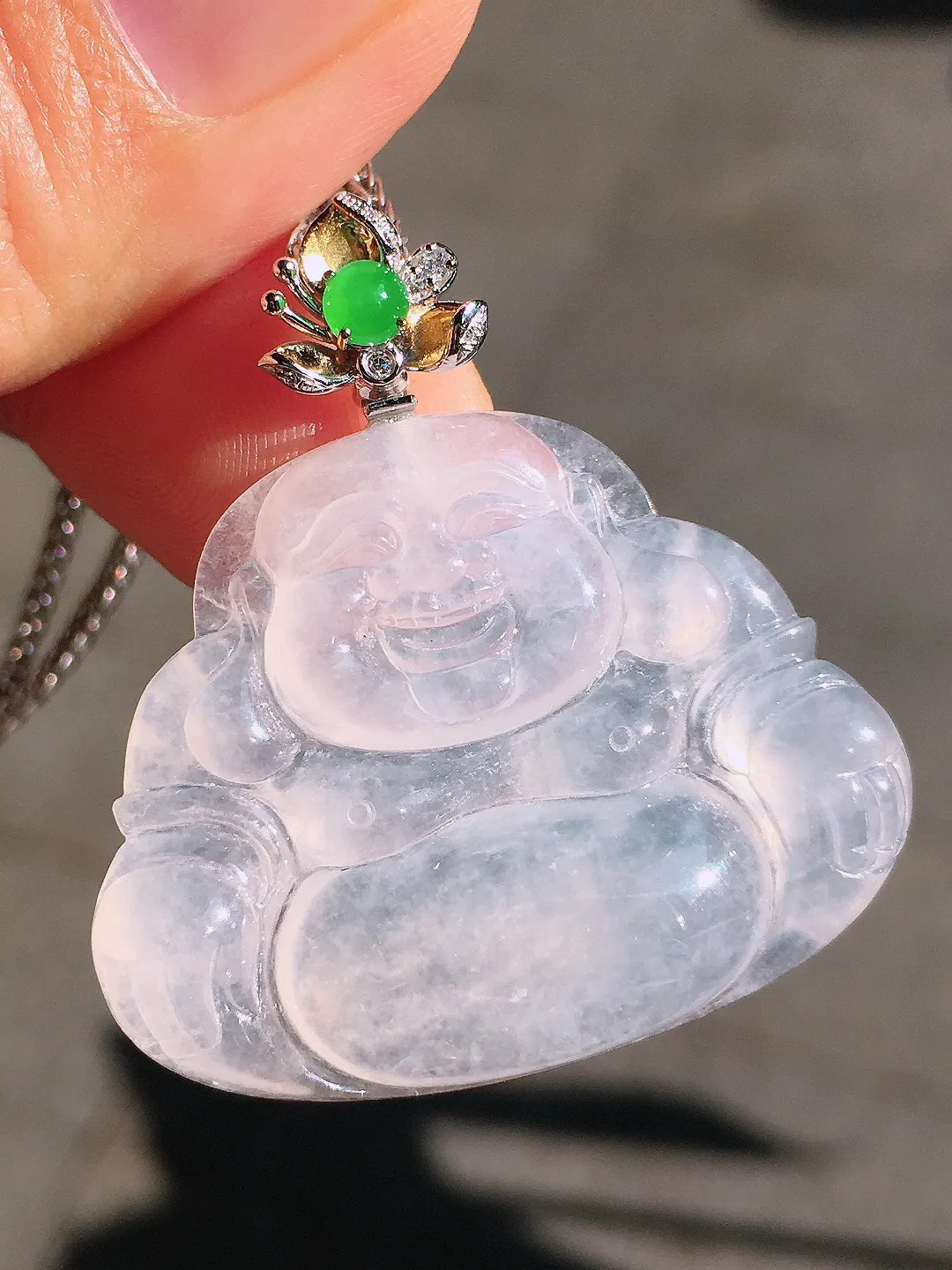 冰种佛公吊坠，玉质细腻，荧光感超
强，饱满圆润，尽显优雅气质，18k
金豪华镶嵌