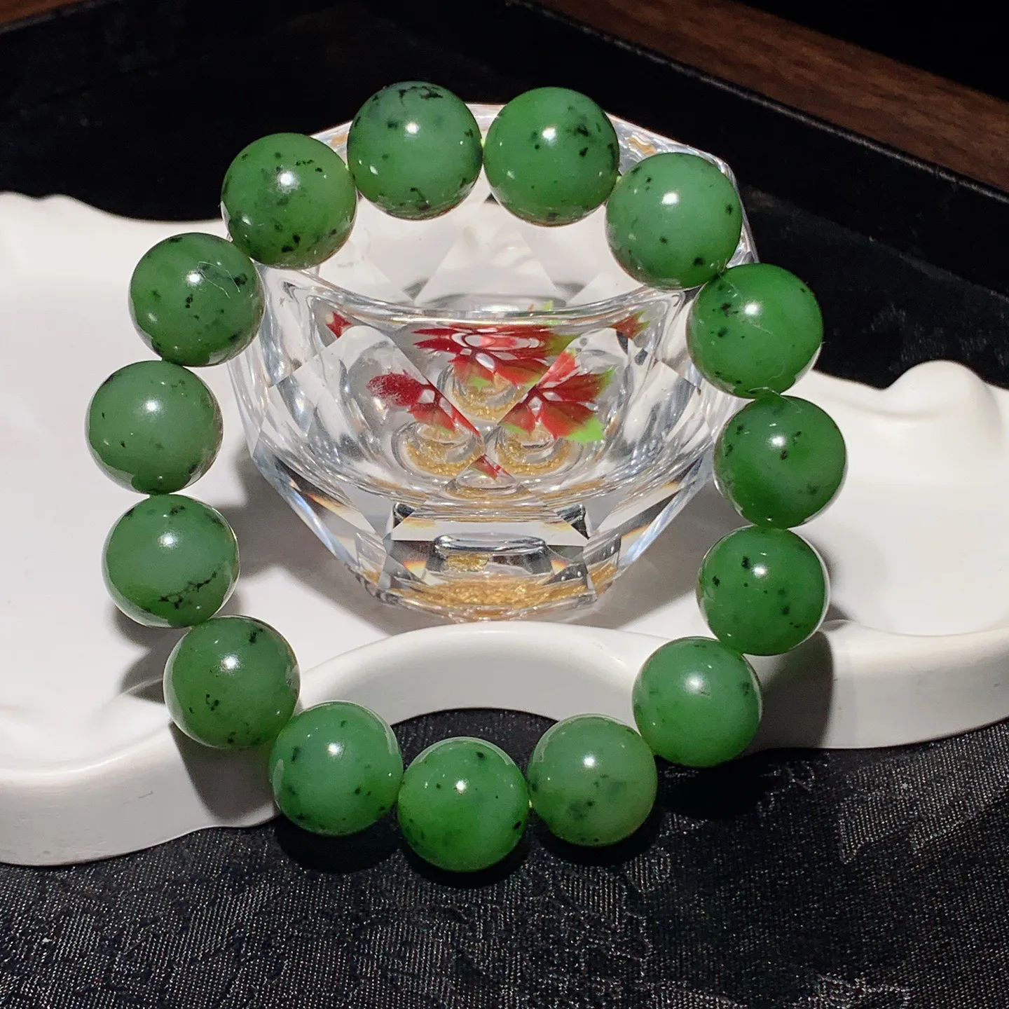 和田玉阳绿俄罗斯碧玉圆珠手串。单颗尺寸14重65.6克。玉质细腻油润。手推出油。佩戴高端典雅。lt251104