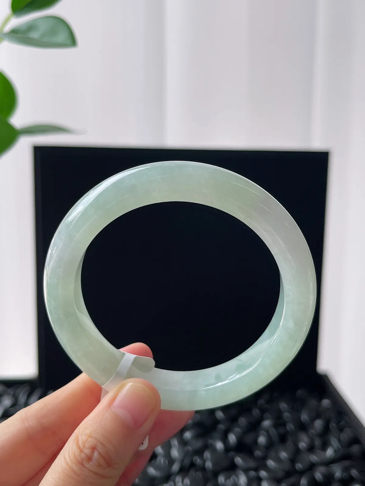 正圈57.5圈口，翡翠冰糯种淡绿色手镯