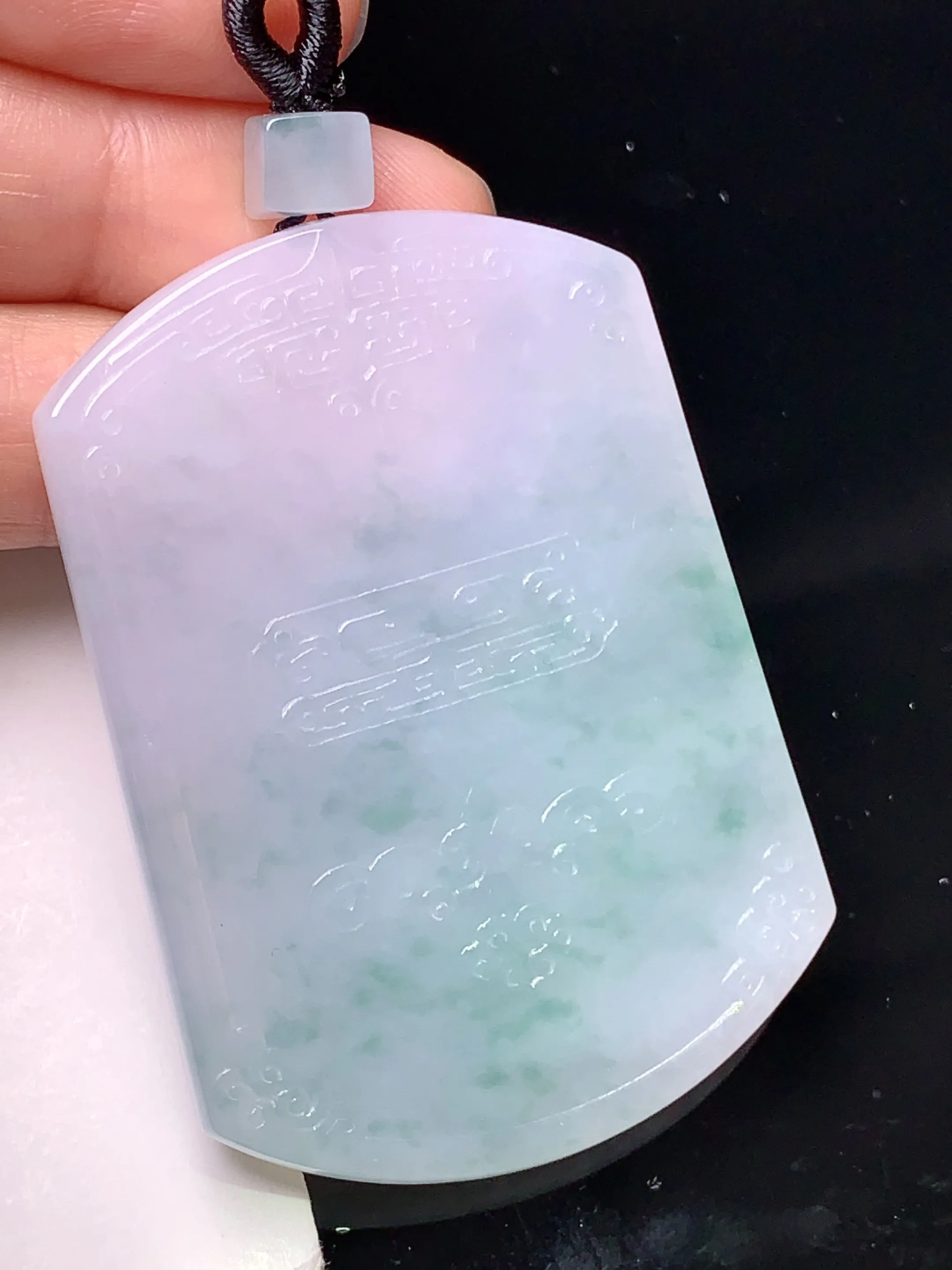 飘绿雕花无事牌吊坠 玉质细腻 色泽清新艳丽 整体尺寸53*38.2*5