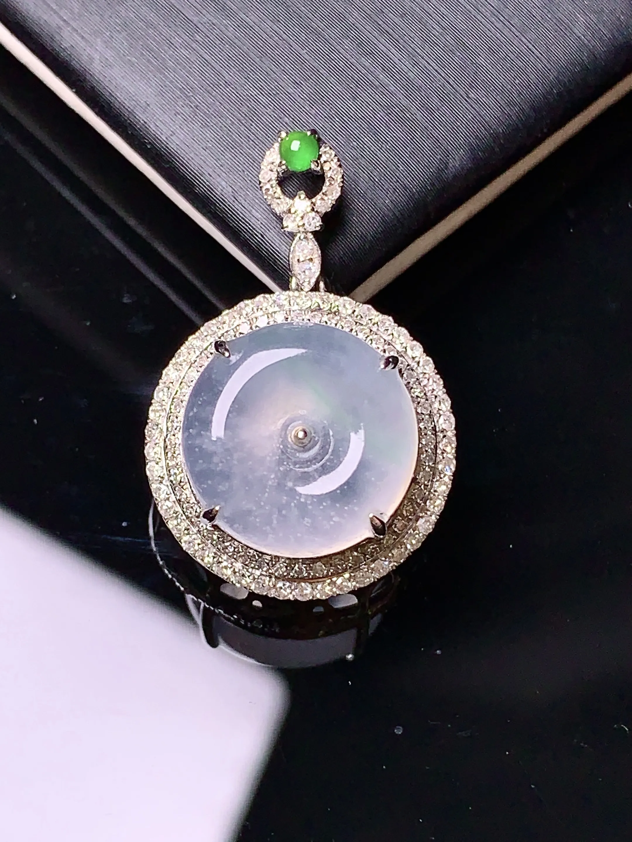 18k金钻镶嵌木那料雪花棉平安扣吊坠 玉质细腻 色泽清新艳丽 整体尺寸24*16*8.8