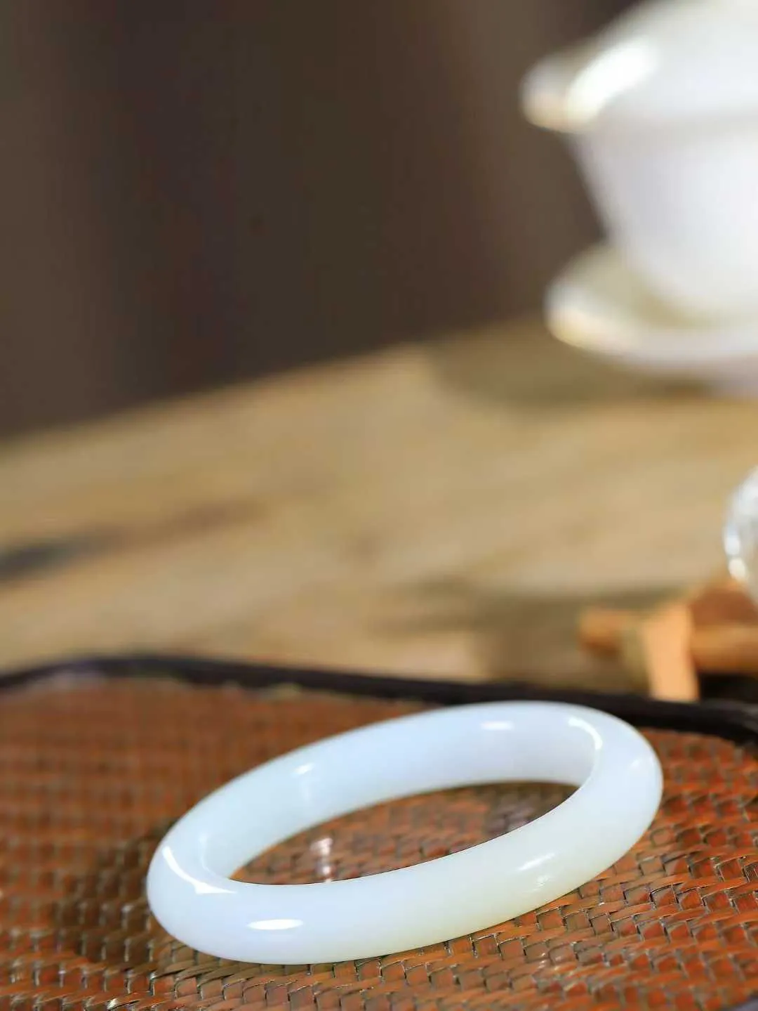 【贵妃镯.玉腕清响】    

精品和田玉糖白玉贵妃镯，玉质温润细腻 油性十足 相传杨贵妃十分