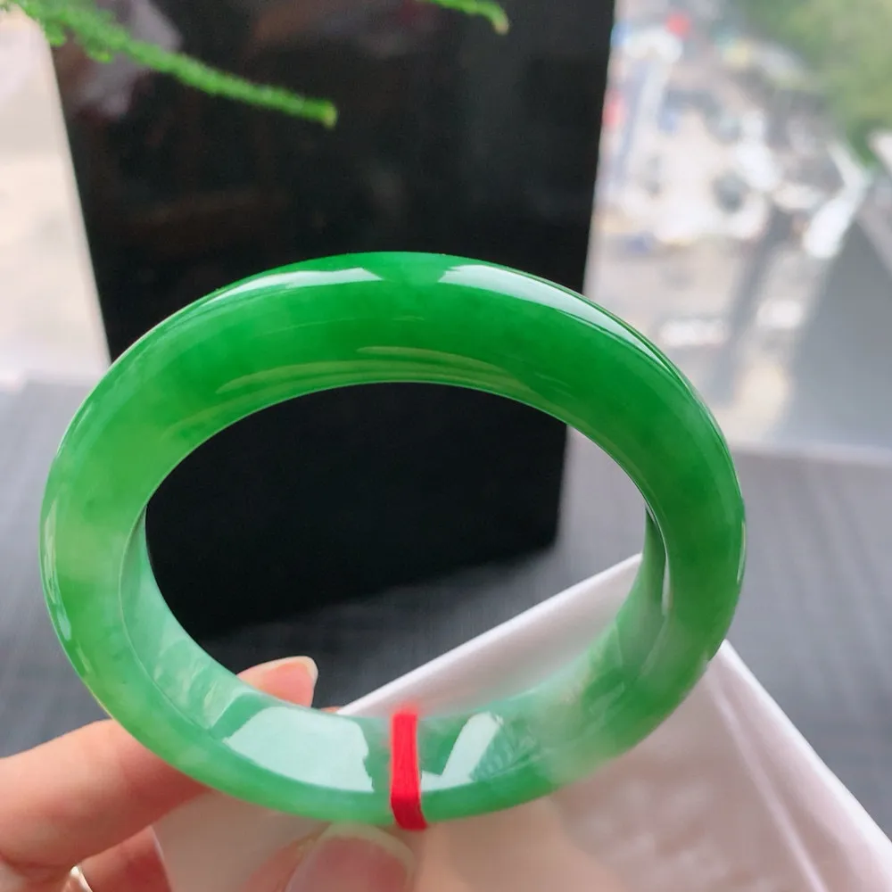 正圈满色阳绿 无瑕 尺寸:54.2/12.4/9.3 色好