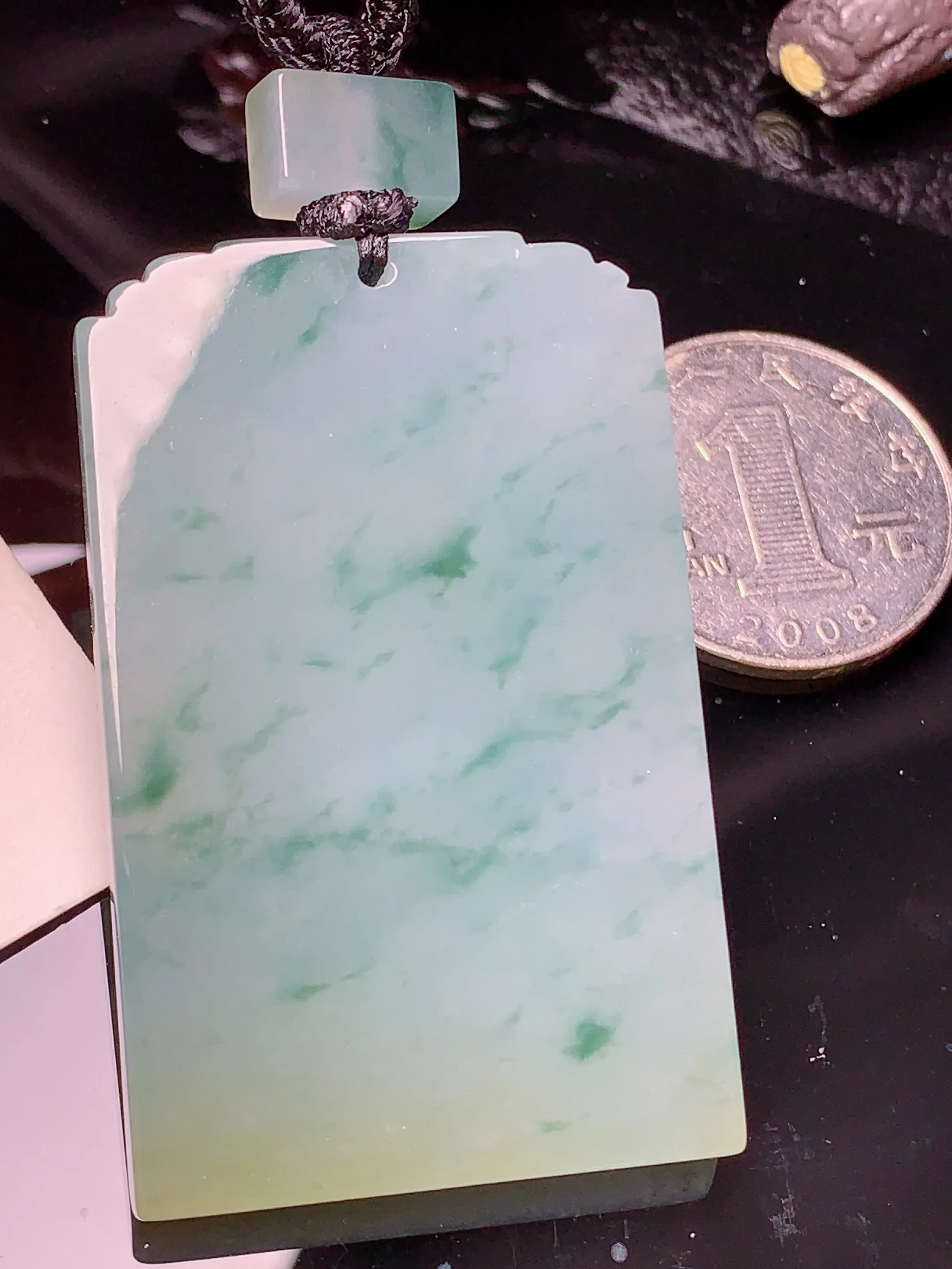 飘花无事牌吊坠 玉质细腻 色泽清新艳丽 整体尺寸52.7*33*5.5