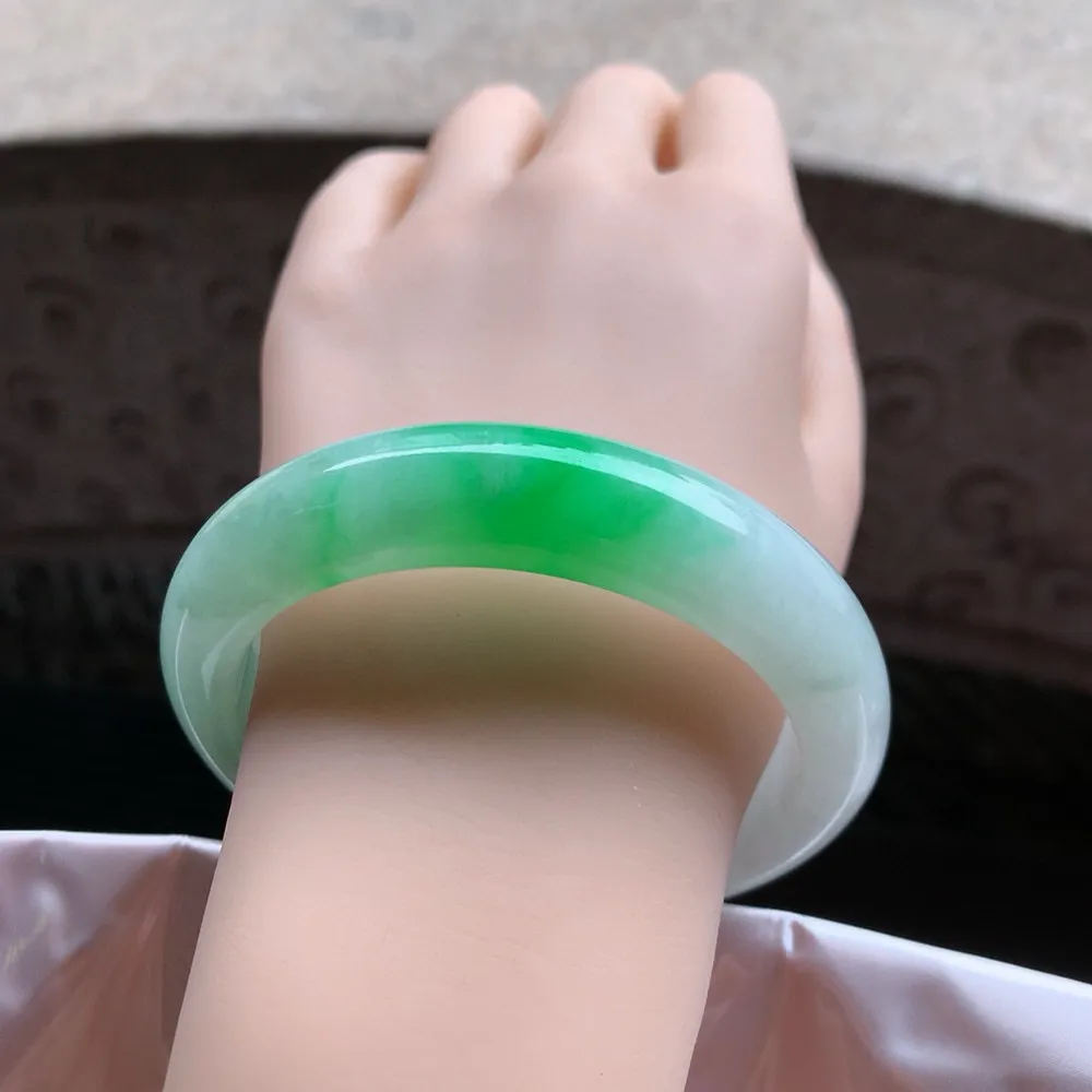 正圈一大节阳绿 无瑕 尺寸:59.5/13.8/9.3 色阳 大圈口