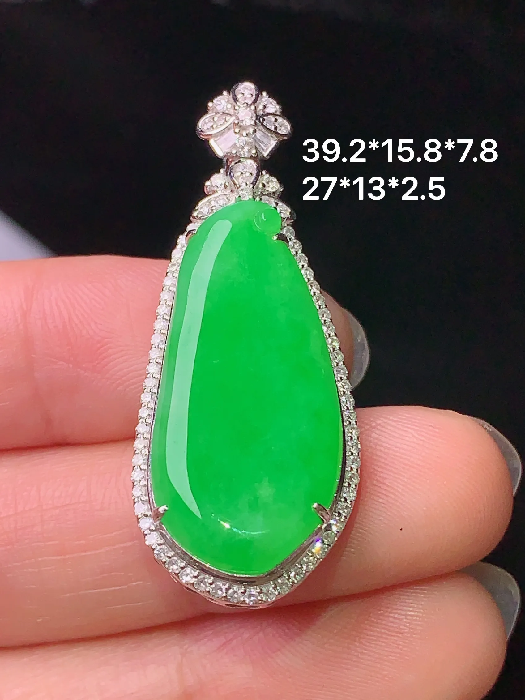 18k金钻镶嵌满绿福瓜吊坠 玉质细腻 色泽艳丽 整体尺寸39.2*15.8*7.8