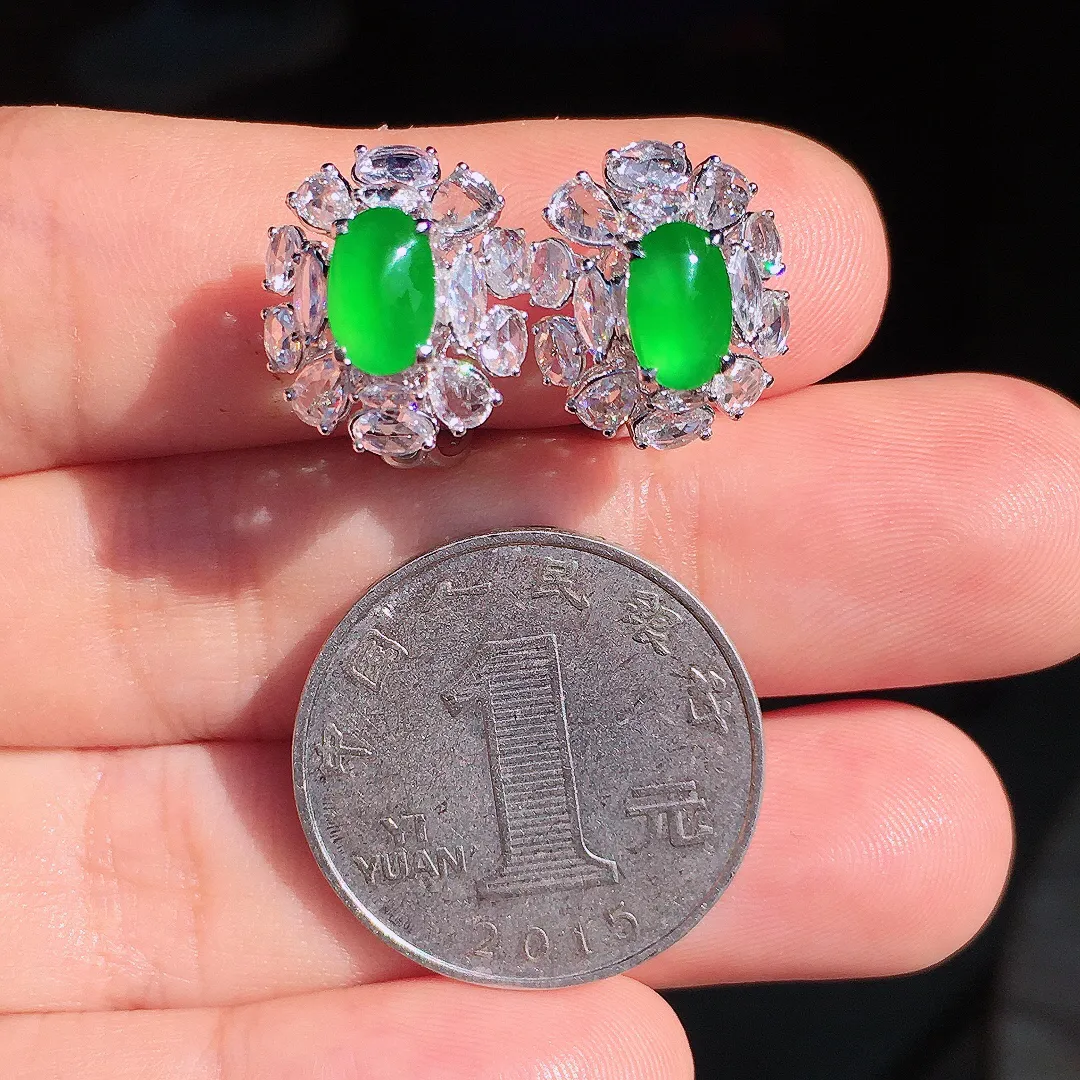 阳绿蛋面耳钉，色泽均匀艳丽，玉质细腻，荧光感超
强，饱满圆润，尽显优雅气质，18k
金豪华镶嵌