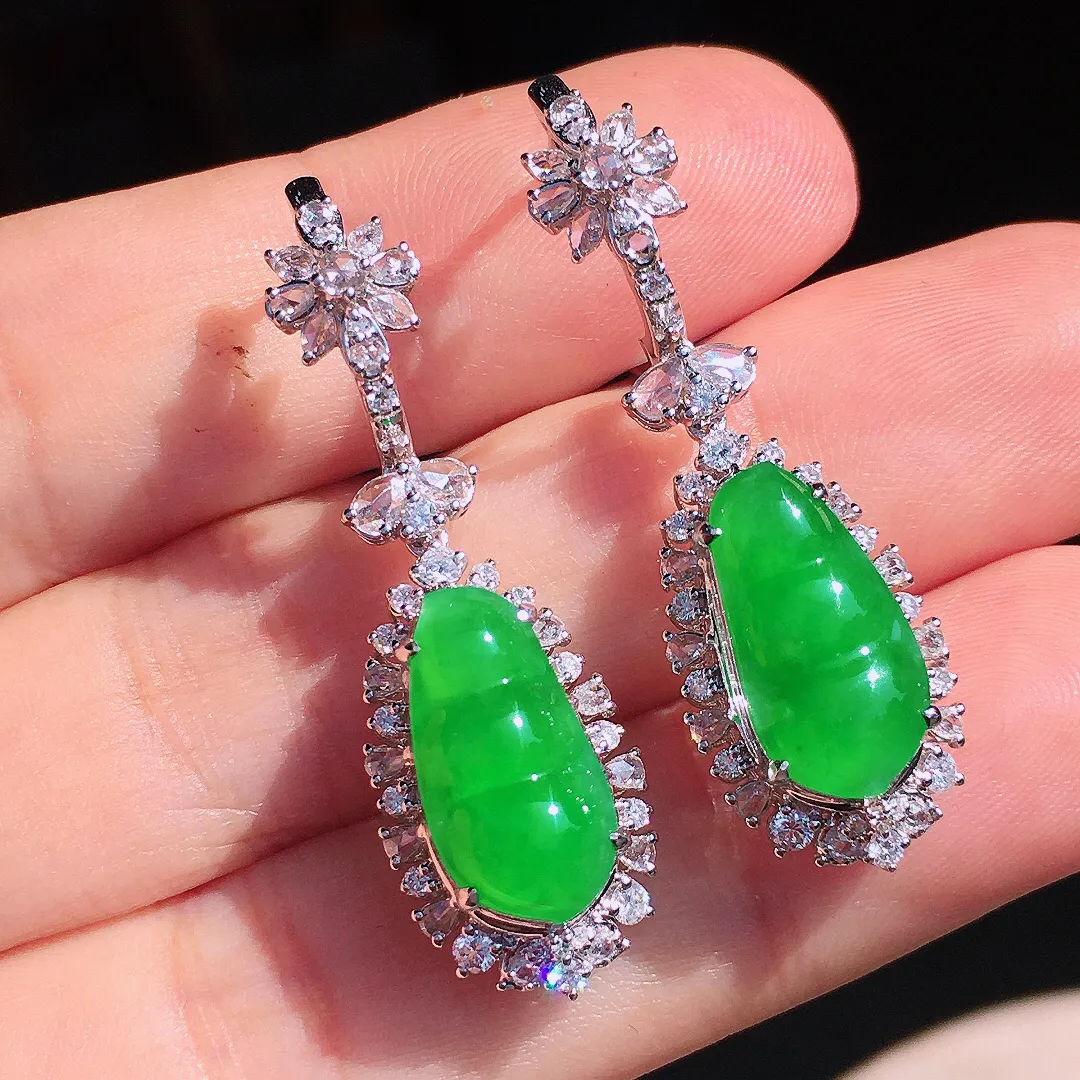 阳绿福豆耳坠，色泽均匀艳丽，玉质细腻，荧光感超
强，饱满圆润，尽显优雅气质，18k
金豪华镶嵌