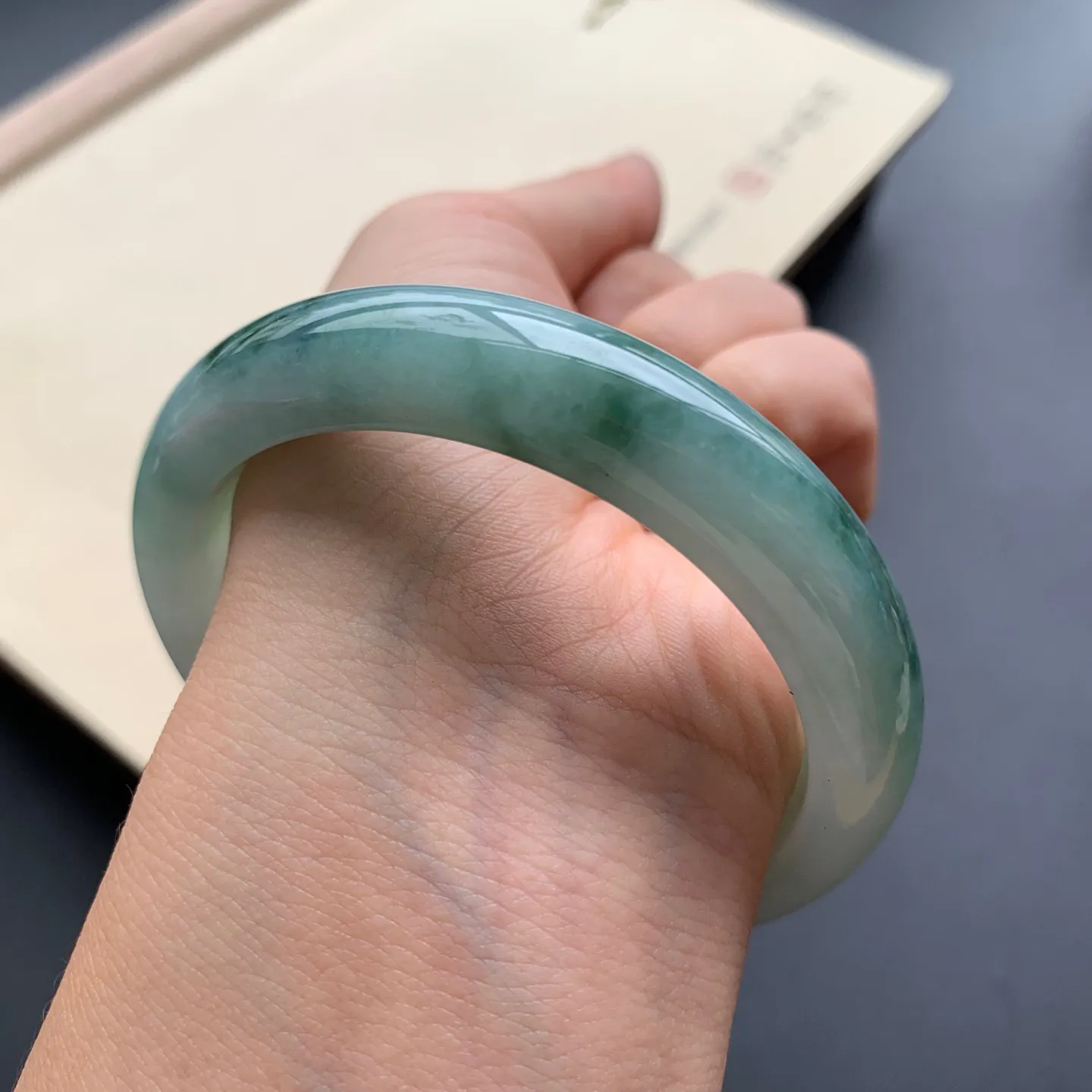 55.8圈口飘花正圈手镯 尺寸：55.8-12.3-8.2，无纹裂，细腻光滑，花色浓郁