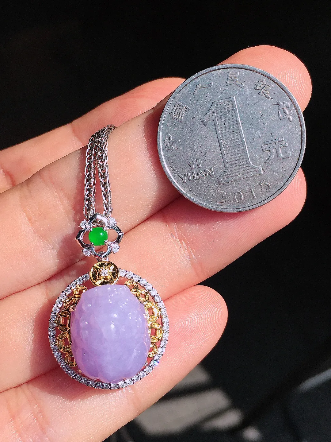 紫罗兰貔貅吊坠，色泽均匀艳丽，玉质细腻，荧光感超
强，饱满圆润，尽显优雅气质，18k
金豪华镶嵌