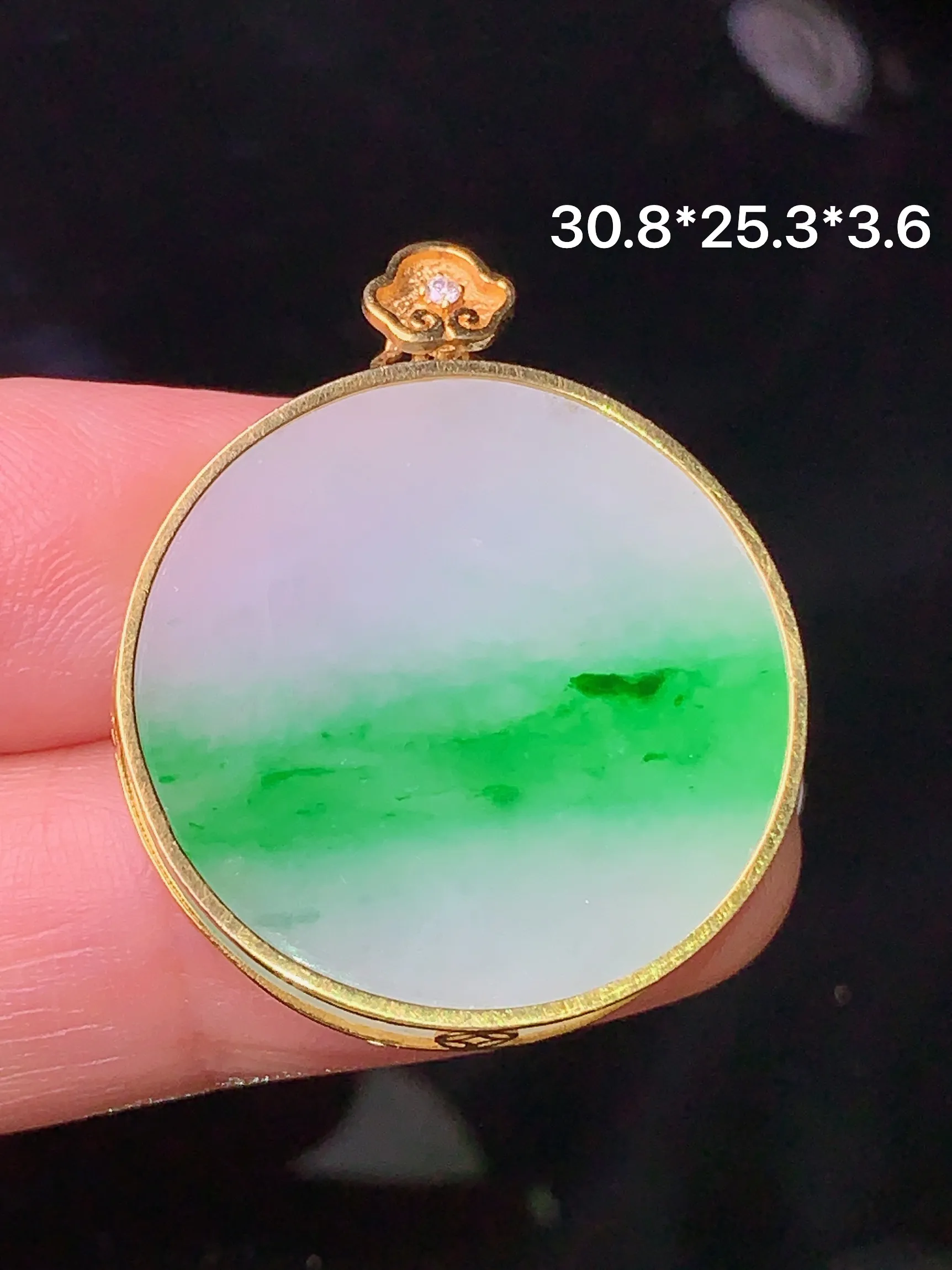 18k金钻镶嵌飘绿圆牌吊坠 玉质细腻 色泽艳丽 整体尺寸30.8*25.3*3.6