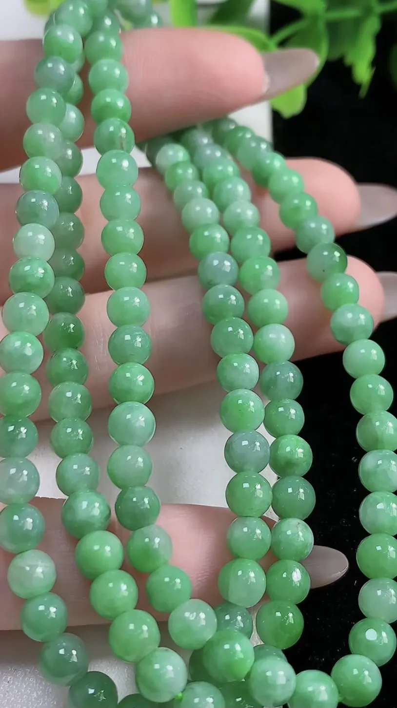 翡翠a货满绿圆珠项链135颗，尺寸5.1，重:31.39g