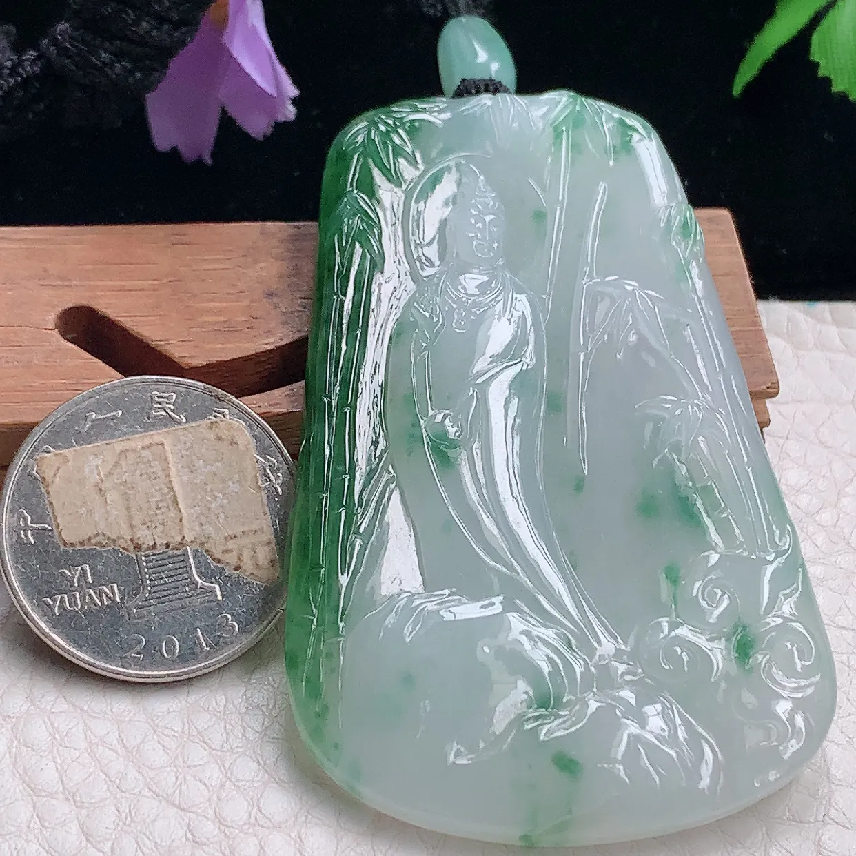 yl自然光68*43*6.4特色满爽天然缅甸翡翠山水观音玉吊坠 玉挂件