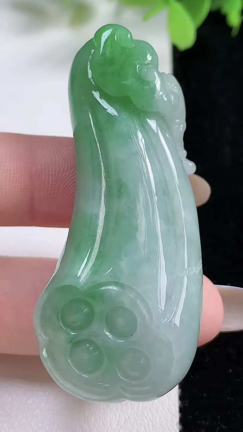 翡翠a货飘绿莲蓬吊坠，尺寸57-24.6-14，重:34.38g