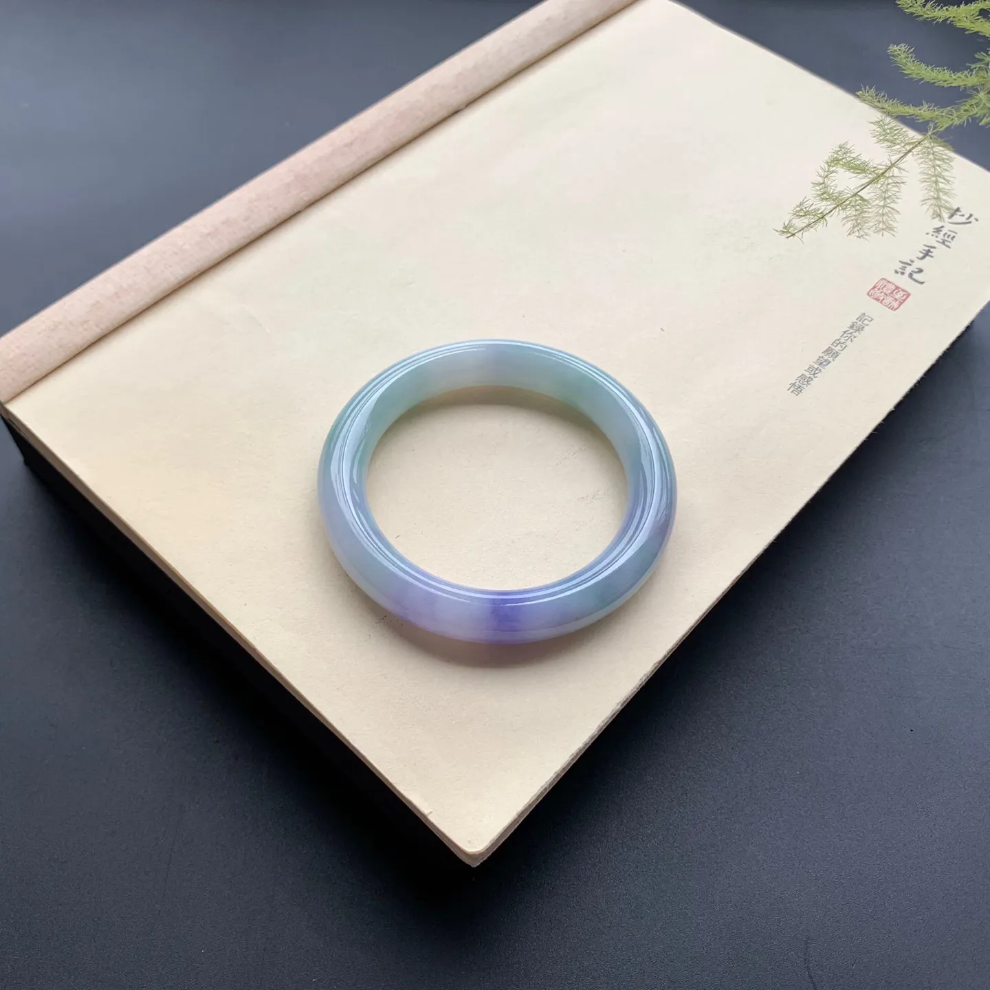 60圈口紫罗兰飘绿圆条手镯 尺寸：60-12.2-11，无纹裂，细腻光滑，色泽浓郁