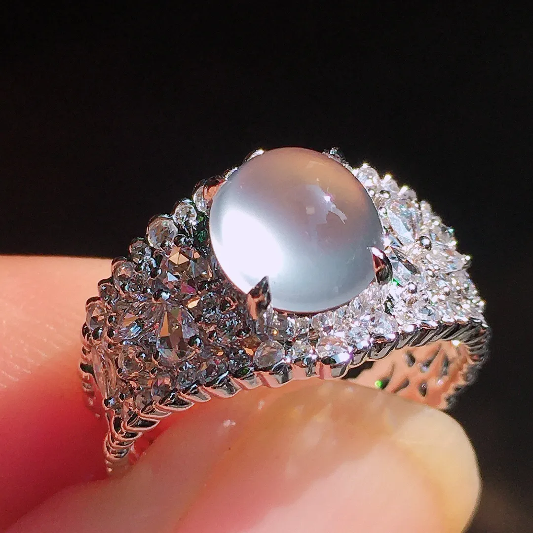 玻璃种蛋面戒指，玉质细腻，荧光感超
强，饱满圆润，尽显优雅气质，18k
金豪华镶嵌