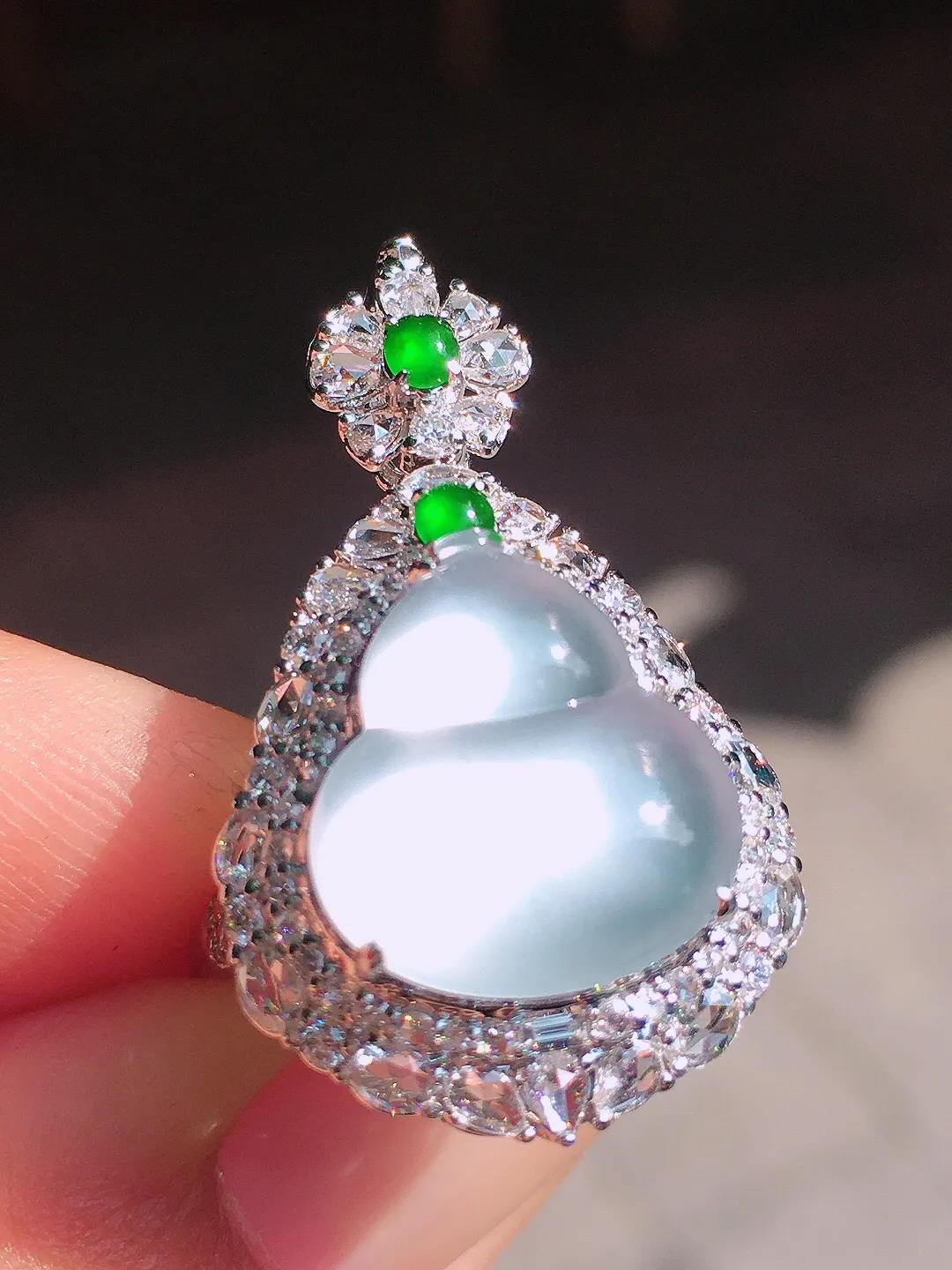 玻璃种葫芦戒指/吊坠两用款，玉质细腻，荧光感超
强，饱满圆润，尽显优雅气质，18k
金豪华镶嵌