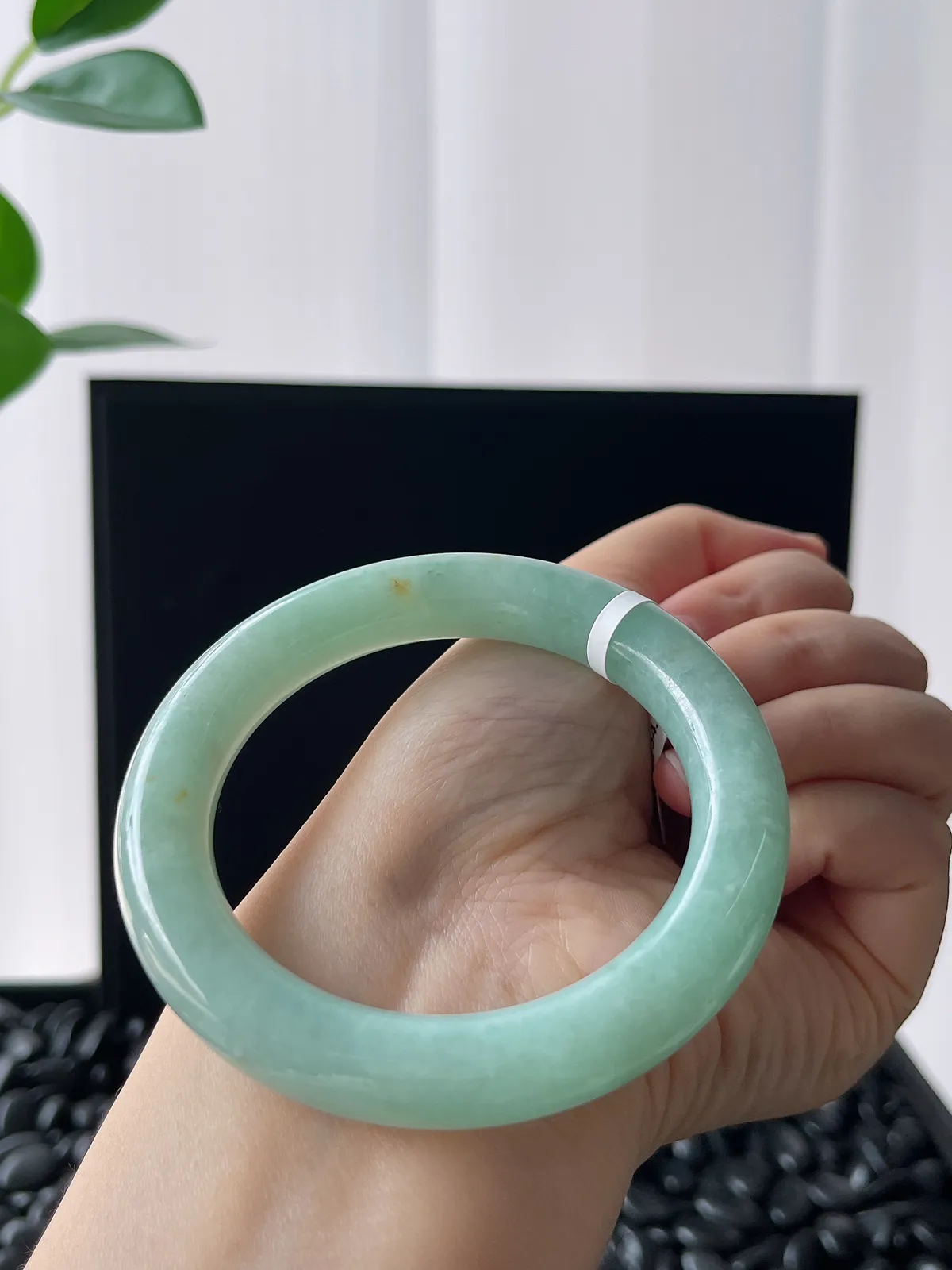 圆镯54.5圈口，翡翠糯化种淡绿色手镯