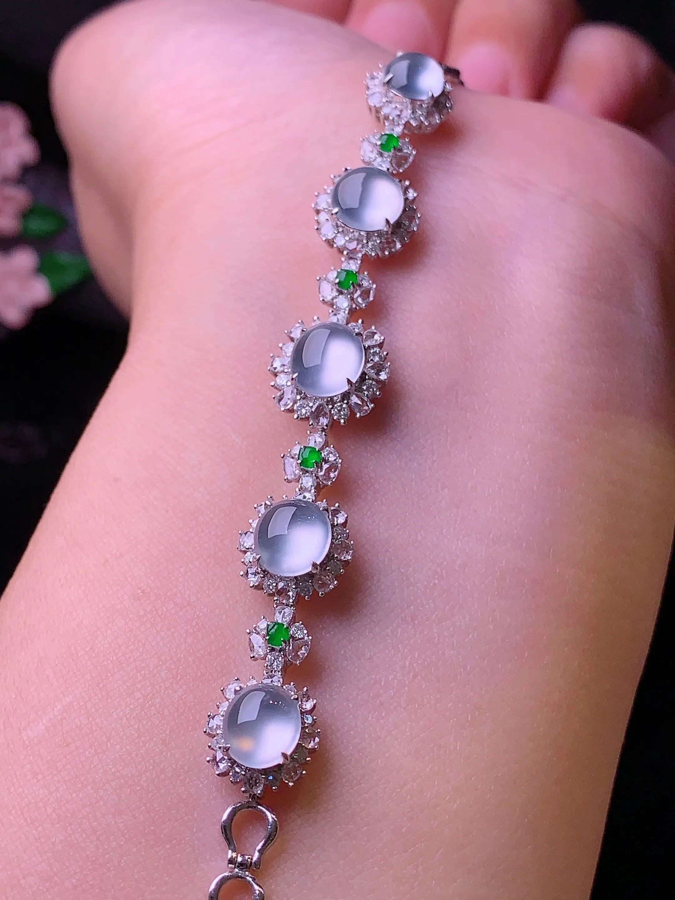 18k金钻镶嵌玻璃种蛋面手链 玉质细腻 色泽清新艳丽 整体尺寸73.5*10.5*7