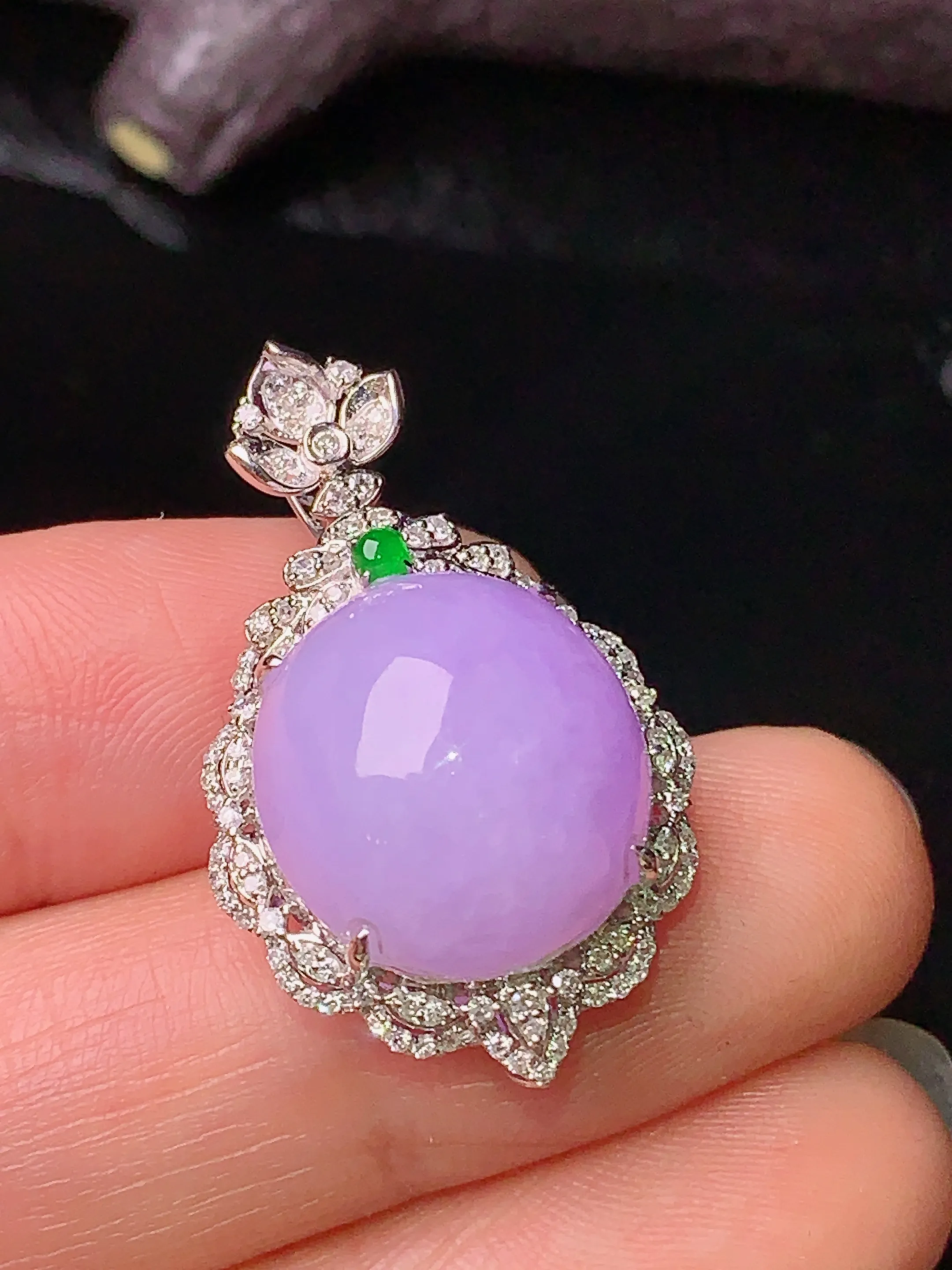 18k金钻镶嵌紫罗兰蛋面吊坠 玉质细腻 色泽艳丽 整体尺寸29.7*18.5*13