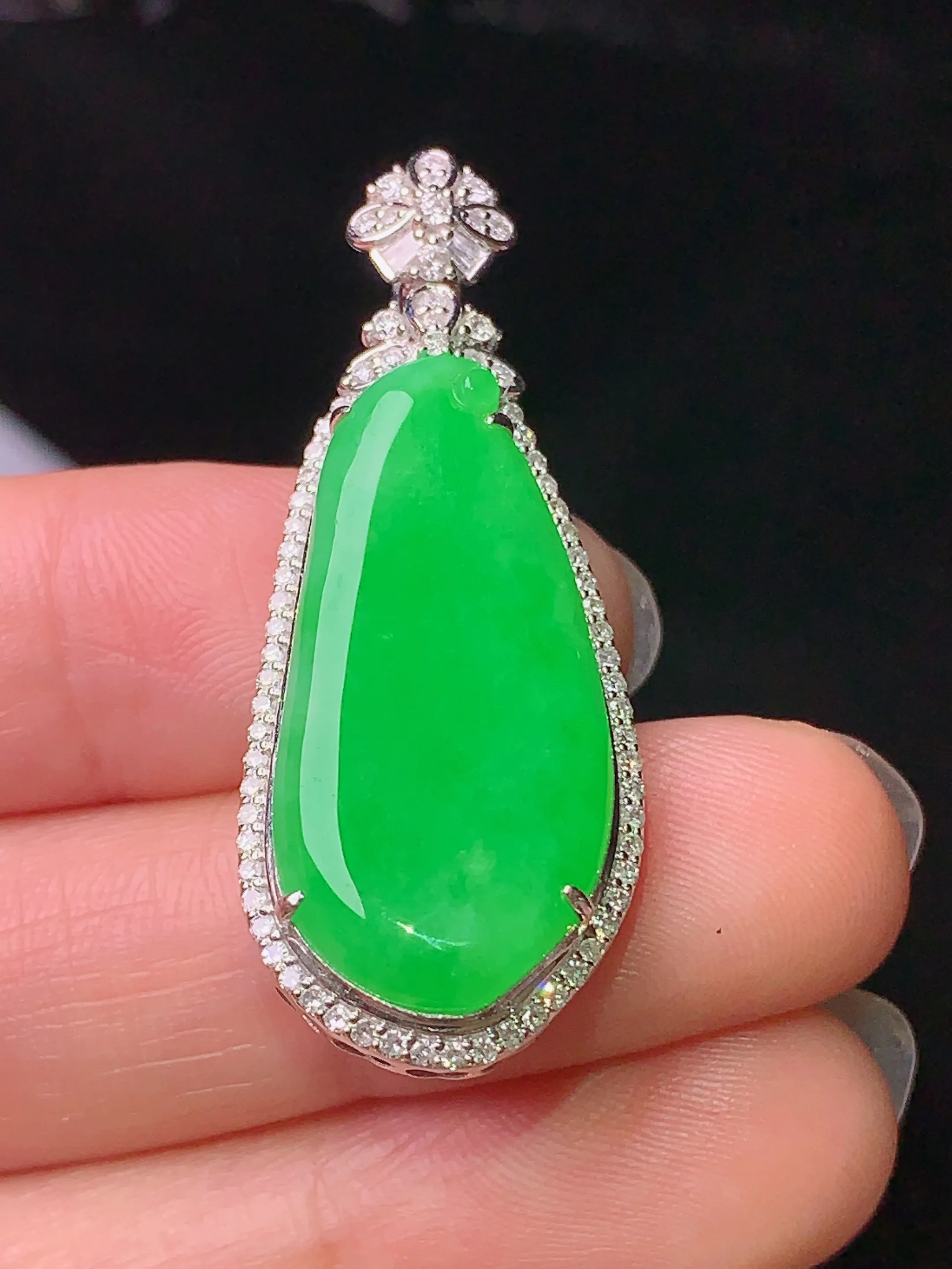 18k金钻镶嵌满绿福瓜吊坠 玉质细腻 色泽艳丽 整体尺寸39.2*15.8*7.8