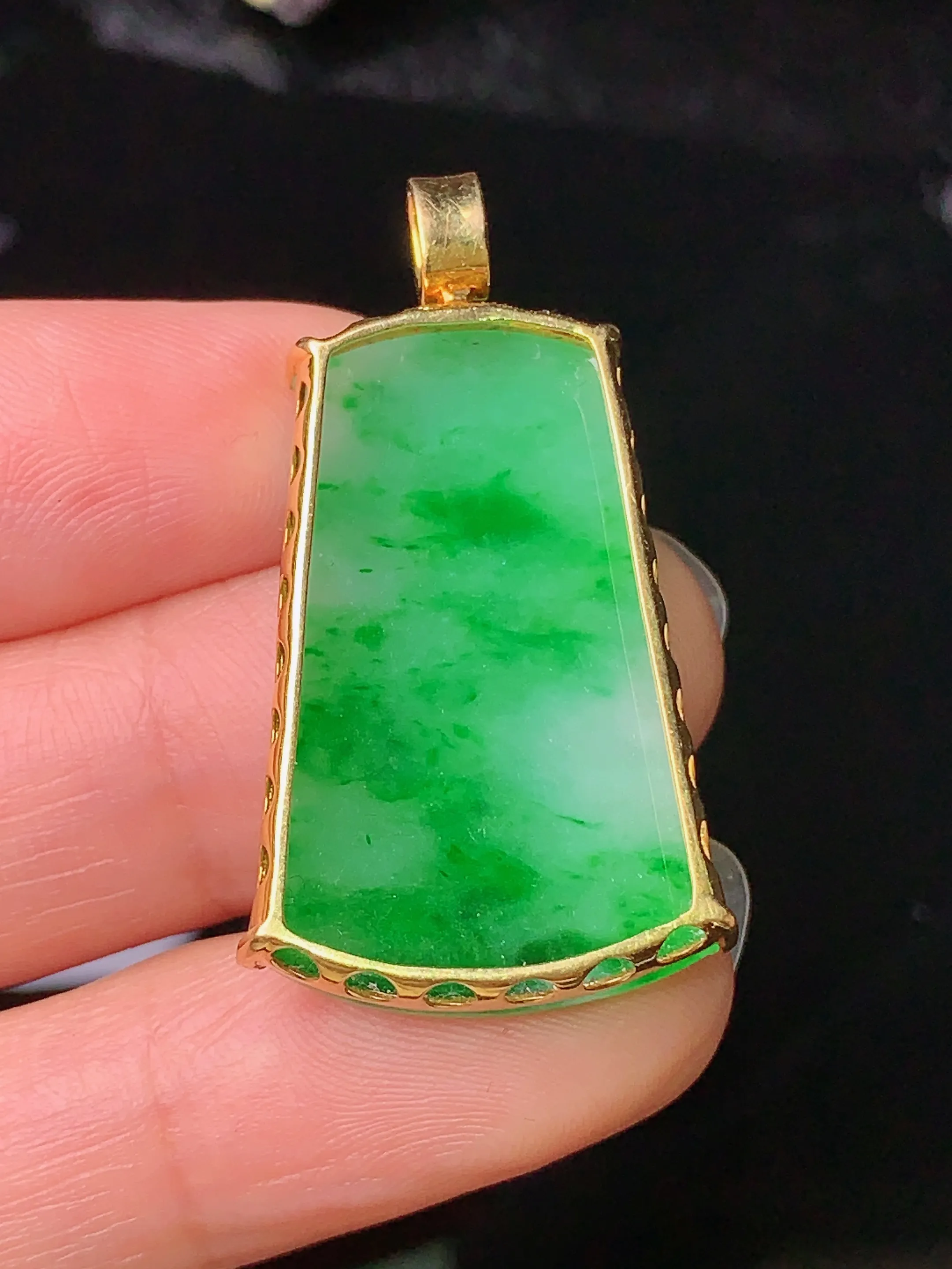 18k金钻镶嵌翠绿无事牌吊坠 玉质细腻 色泽艳丽 整体尺寸35.3*18*5
